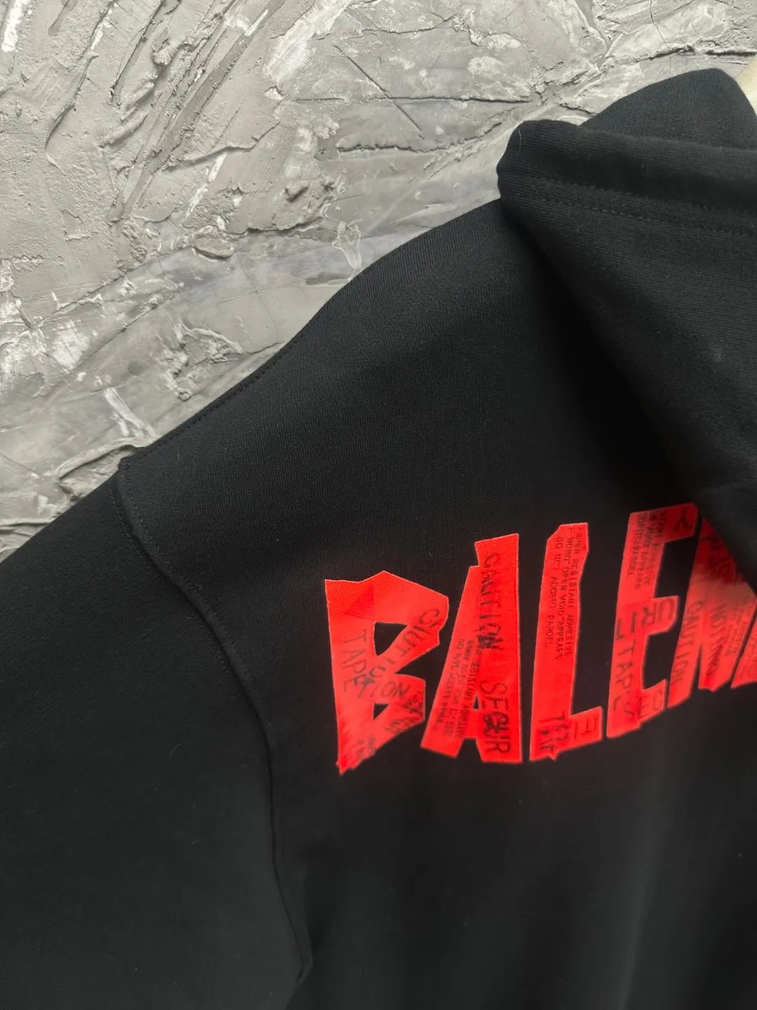 🅿️400 BALENCI*GA Paris' latest masking tape style hooded long-sleeved zipper sweatshirt. The back pattern is printed with imported environmentally friendly materials, and the tape is glued. Customized matching hardware. The letters are clear. The effect is three-dimensional. Exclusively pattern-woven and dyed 460g fabric. Threads are dyed in the same vat with zero color difference. Brick cabinet synchronization. Welcome to compare. Same style for men and women -Color: black beige -SIZE: Xs S M L Style No. 8970#