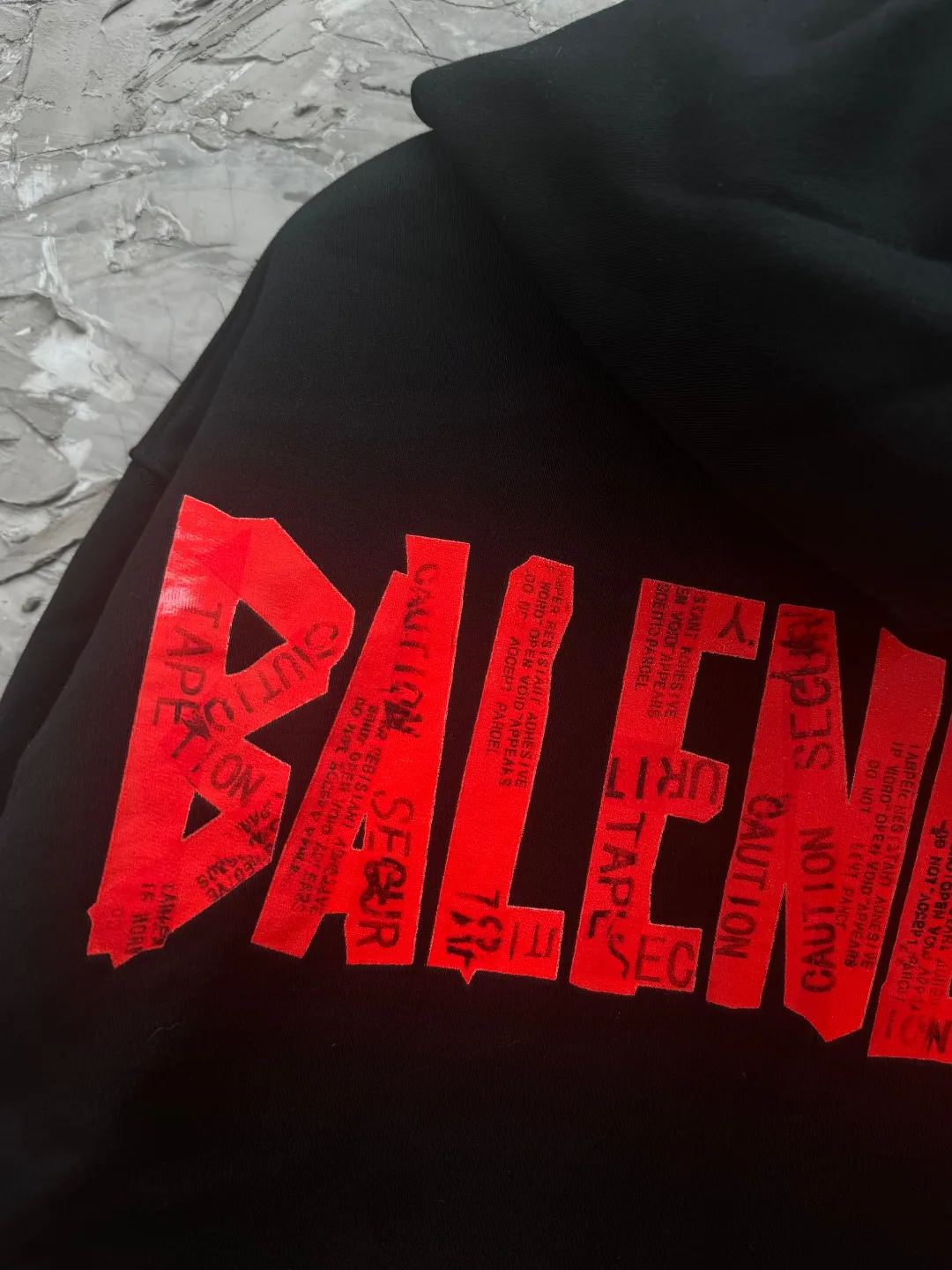 🅿️400 BALENCI*GA Paris' latest masking tape style hooded long-sleeved zipper sweatshirt. The back pattern is printed with imported environmentally friendly materials, and the tape is glued. Customized matching hardware. The letters are clear. The effect is three-dimensional. Exclusively pattern-woven and dyed 460g fabric. Threads are dyed in the same vat with zero color difference. Brick cabinet synchronization. Welcome to compare. Same style for men and women -Color: black beige -SIZE: Xs S M L Style No. 8970#