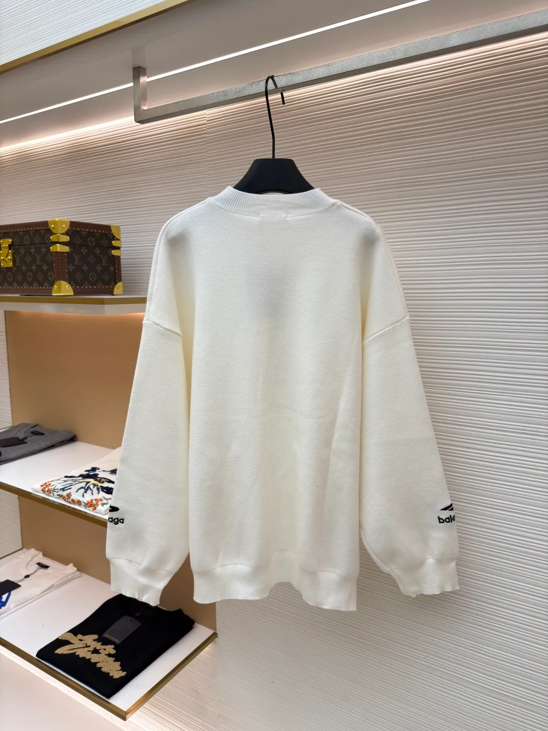 Balenciaga 3B embroidered woolen sweater ●Original version: Purchased and developed for 14800 ●Item number: 1681359-B10 ●Fabric: wool blended fabric ●Technology: embroidery production ●Color: white ●Version: loose version ●Weight: about 890 grams ●Size: Wool fabric has a strong thermal insulation effect, and each yarn has its own heating effect. The embroidery uses 3D three-dimensional embroidery. The spacing between each letter is the same as the original version, and the number of stitches is close to 20,000. The overall wiring is straight and delicate, the fabric is comfortable and soft, and the color is consistent without color difference. It can be matched with the same style to create a fashionable look and control various occasions. Customized accessories, complete with three standards, same style for men and women!