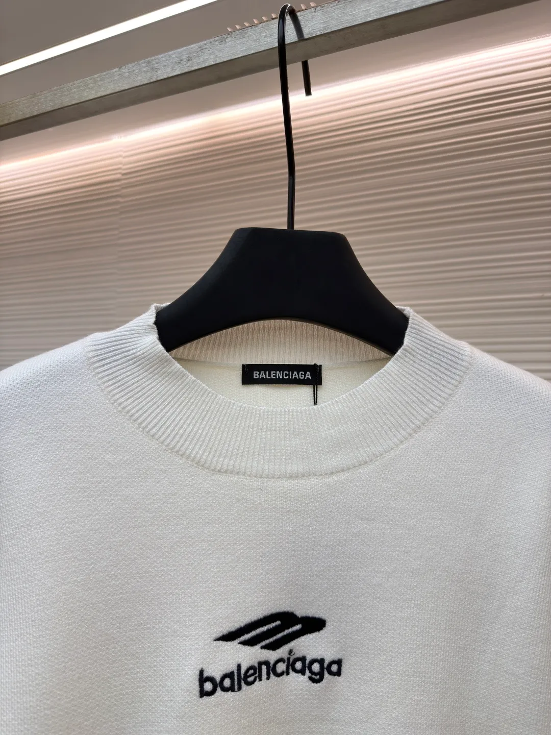 Balenciaga 3B embroidered woolen sweater ●Original version: Purchased and developed for 14800 ●Item number: 1681359-B10 ●Fabric: wool blended fabric ●Technology: embroidery production ●Color: white ●Version: loose version ●Weight: about 890 grams ●Size: Wool fabric has a strong thermal insulation effect, and each yarn has its own heating effect. The embroidery uses 3D three-dimensional embroidery. The spacing between each letter is the same as the original version, and the number of stitches is close to 20,000. The overall wiring is straight and delicate, the fabric is comfortable and soft, and the color is consistent without color difference. It can be matched with the same style to create a fashionable look and control various occasions. Customized accessories, complete with three standards, same style for men and women!