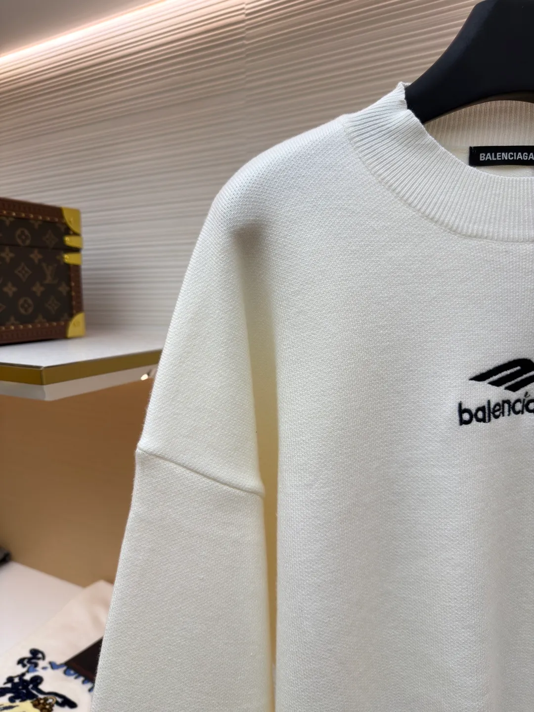Balenciaga 3B embroidered woolen sweater ●Original version: Purchased and developed for 14800 ●Item number: 1681359-B10 ●Fabric: wool blended fabric ●Technology: embroidery production ●Color: white ●Version: loose version ●Weight: about 890 grams ●Size: Wool fabric has a strong thermal insulation effect, and each yarn has its own heating effect. The embroidery uses 3D three-dimensional embroidery. The spacing between each letter is the same as the original version, and the number of stitches is close to 20,000. The overall wiring is straight and delicate, the fabric is comfortable and soft, and the color is consistent without color difference. It can be matched with the same style to create a fashionable look and control various occasions. Customized accessories, complete with three standards, same style for men and women!