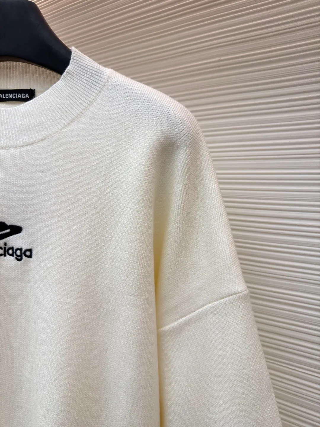 Balenciaga 3B embroidered woolen sweater ●Original version: Purchased and developed for 14800 ●Item number: 1681359-B10 ●Fabric: wool blended fabric ●Technology: embroidery production ●Color: white ●Version: loose version ●Weight: about 890 grams ●Size: Wool fabric has a strong thermal insulation effect, and each yarn has its own heating effect. The embroidery uses 3D three-dimensional embroidery. The spacing between each letter is the same as the original version, and the number of stitches is close to 20,000. The overall wiring is straight and delicate, the fabric is comfortable and soft, and the color is consistent without color difference. It can be matched with the same style to create a fashionable look and control various occasions. Customized accessories, complete with three standards, same style for men and women!