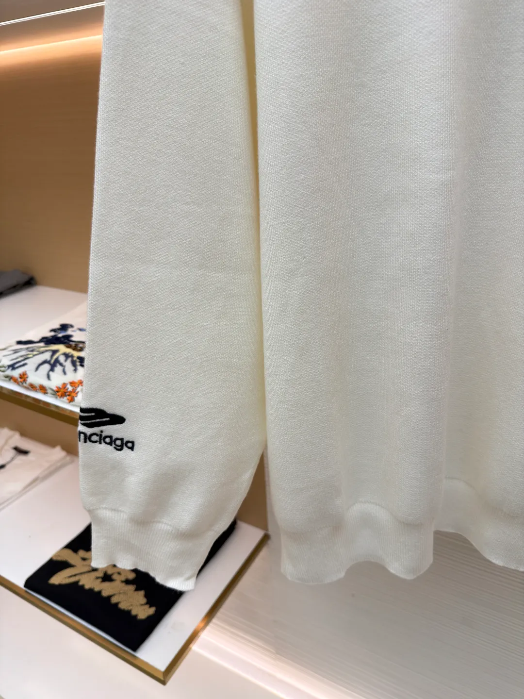 Balenciaga 3B embroidered woolen sweater ●Original version: Purchased and developed for 14800 ●Item number: 1681359-B10 ●Fabric: wool blended fabric ●Technology: embroidery production ●Color: white ●Version: loose version ●Weight: about 890 grams ●Size: Wool fabric has a strong thermal insulation effect, and each yarn has its own heating effect. The embroidery uses 3D three-dimensional embroidery. The spacing between each letter is the same as the original version, and the number of stitches is close to 20,000. The overall wiring is straight and delicate, the fabric is comfortable and soft, and the color is consistent without color difference. It can be matched with the same style to create a fashionable look and control various occasions. Customized accessories, complete with three standards, same style for men and women!