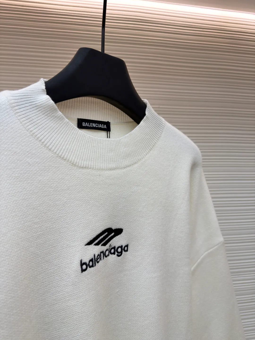 Balenciaga 3B embroidered woolen sweater ●Original version: Purchased and developed for 14800 ●Item number: 1681359-B10 ●Fabric: wool blended fabric ●Technology: embroidery production ●Color: white ●Version: loose version ●Weight: about 890 grams ●Size: Wool fabric has a strong thermal insulation effect, and each yarn has its own heating effect. The embroidery uses 3D three-dimensional embroidery. The spacing between each letter is the same as the original version, and the number of stitches is close to 20,000. The overall wiring is straight and delicate, the fabric is comfortable and soft, and the color is consistent without color difference. It can be matched with the same style to create a fashionable look and control various occasions. Customized accessories, complete with three standards, same style for men and women!