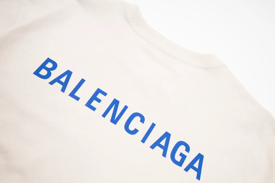 🅿️166 Detailed picture [Top version. Official website quality] BALENCI*GA/Paris#Classic style. Classic letter printed short-sleeved T-shirt on the front and back #brick cabinet synchronization.                       The fabric is made of Paris ZP custom-woven and dyed cotton double yarn, weighing 260 grams. The cloth surface is clean. The cloth pattern is clear, soft and comfortable. The threads are dyed with no color difference. The classic pattern is printed with environmentally friendly imported materials, precision printing screen, the letters are clear, the effect is three-dimensional, and the brick cabinet is restored. The version adopts OS loose shoulder style. Same style for men and women. Coding: BL223022 Color: black, beige, white, blue, floral gray, beige. Size: XS to L