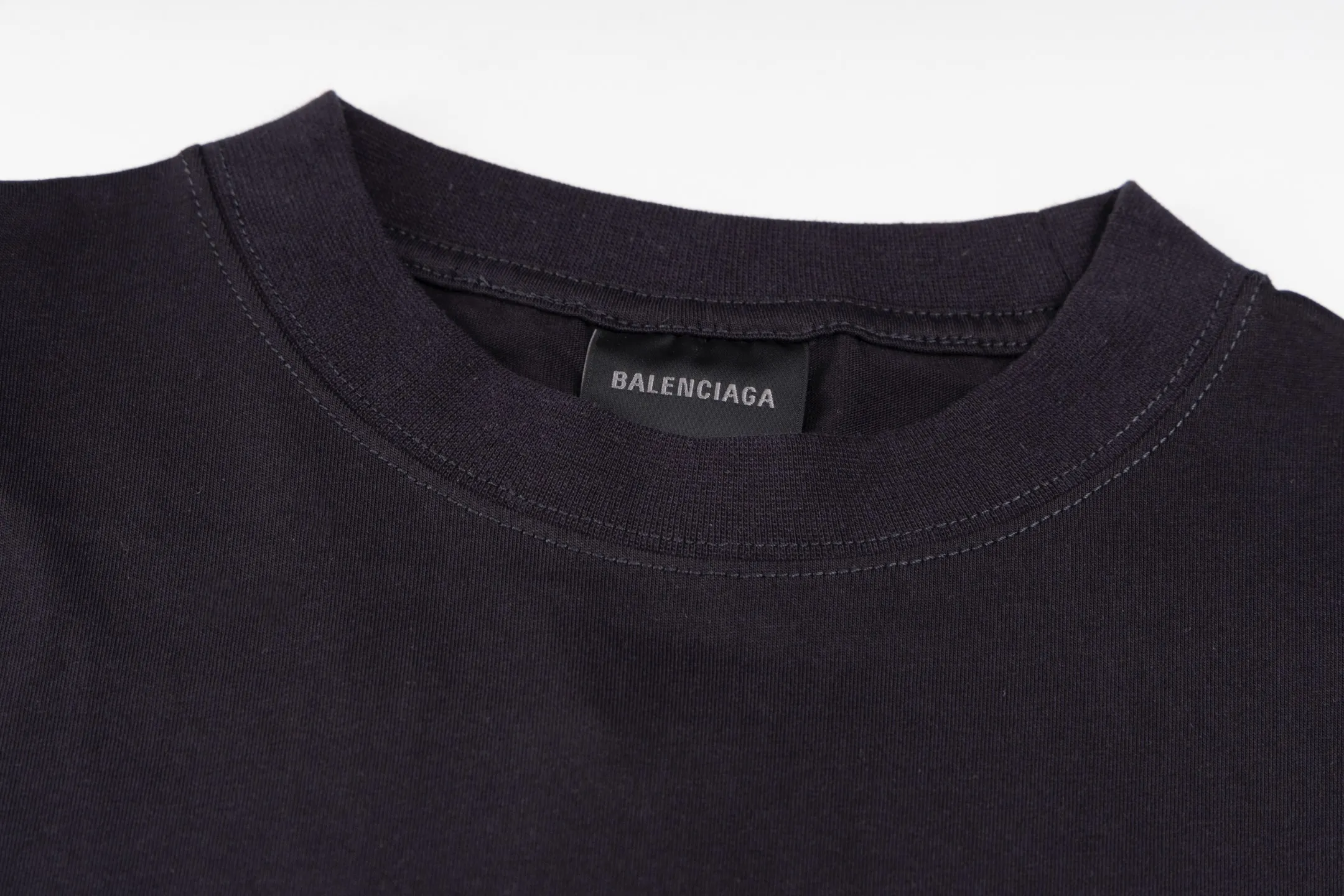 🅿️290 [Exclusive supply] BLCG 25FW badge printed short sleeves (black) The fabric is made of 24S 185g double yarn special textile compact cotton, and the rib is made of 32S 340g double yarn stretch rib. The structure of pure cotton fabric is plain weave. The surface of the fabric is smooth and delicate, and the texture is tight. It has good moisture absorption, breathability and comfort, and can keep you dry and comfortable. Due to its tight spinning process, it also has good wrinkle resistance and durability, making it suitable for long-term wear or use. The multi-layer superposition process of dark flower paste dots uses precision screen technology to cover the fabric with translucent printing paste through multiple layered printing. Each layer is laminated and fused with micron-level tolerances. Through subtle changes in the thickness and density of the slurry, an invisible pattern with a transition between dark and light is formed on the surface of the fabric. This technology replaces color contrast with physical accumulation, and uses the diffuse reflection of light on concave and convex surfaces to present a looming light and shadow relief effect, creating a high-end print with both visual haziness and tactile three-dimensionality, which perfectly fits the low-key and luxurious design aesthetics. Size:XS-S-M-L