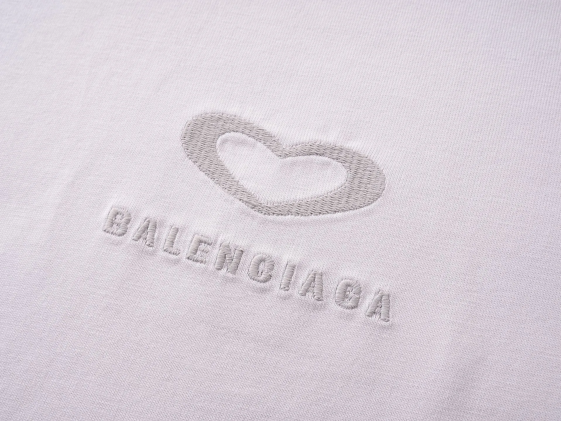 🅿️186 real photos [Top version. Official website quality] BALENCI*GA/Paris. SS25 latest model, Paris Chinese Valentine's Day limited edition, short-sleeved T-shirt with love LOGO embroidery on the front and love LOGO printing on the back. Brick cabinet synchronization. Genuine product developed at the first time, welcome to compare! The fabric is made of Paris ZP custom-woven and dyed cotton double yarn. Weighing 260 grams, the cloth surface is clean. The cloth pattern is clear, soft and comfortable. The threads are dyed with no color difference. The embroidery is done using imported Tajima embroidery machines. The printing uses environmentally friendly imported rubber paddles. The letters are clear and the effect is three-dimensional. The version adopts OS loose shoulder design. Same style for men and women. Code: BL253721 Color: black, red, pink, off-white Size: XS S M L