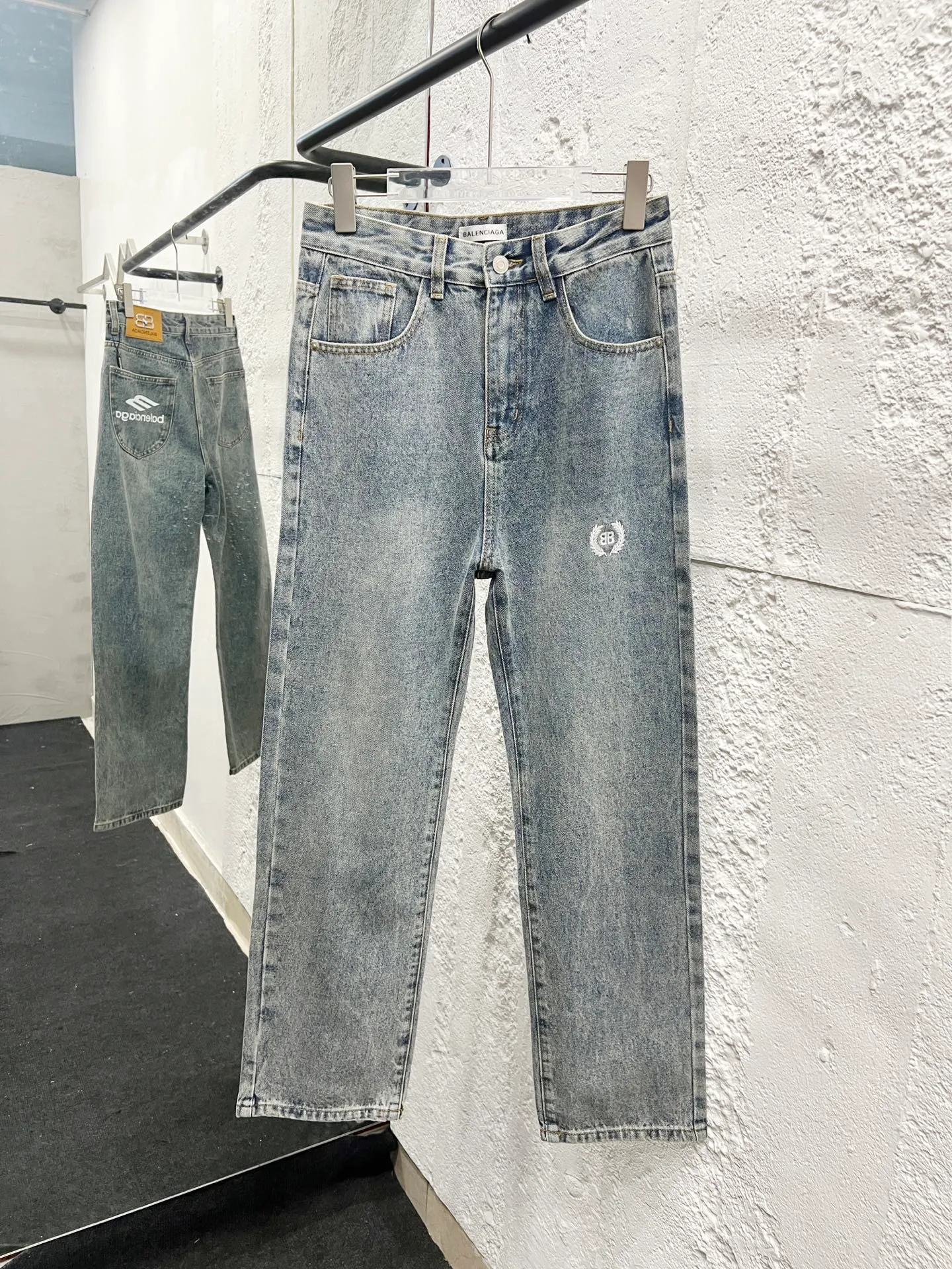🅿️260 Style No.: H893 Balenciaga & BALENCIAGA’s new classic letter-printed logo jeans use unique technology to perfectly interpret the dreamlike colors of the Northern Lights. Each pair of jeans is unique and colorful, as if the mystery and beauty of the Northern Lights are worn on the body. The tie-dye process makes the color transition of the jeans natural and rich in layers, giving people an artistic visual enjoyment. Moreover, this process also makes the jeans softer and more comfortable, and they fit your body very well when worn, allowing you to show off your perfect body curves. They are made of high-quality denim fabric and carefully processed to have good wear resistance and durability. This new type of jeans uses tie-dye technology to interpret the dreamlike colors of the Northern Lights. It is not only fashionable and versatile, but also enhances your aura and becomes the focus of everyone's attention. Original goods, washed casual jeans, imported original washed stretch fabrics, comfortable and elastic, original hardware accessories decorated with logo, super correct version, extremely high grade, counter quality, fashionable and stylish upper body. The printing uses imported foam printing, customized buttons, YKK zippers. The complete set of accessories is customized in a one-to-one mold. Color: Gray Size: 28-30-32-34-36 (s-xxl)