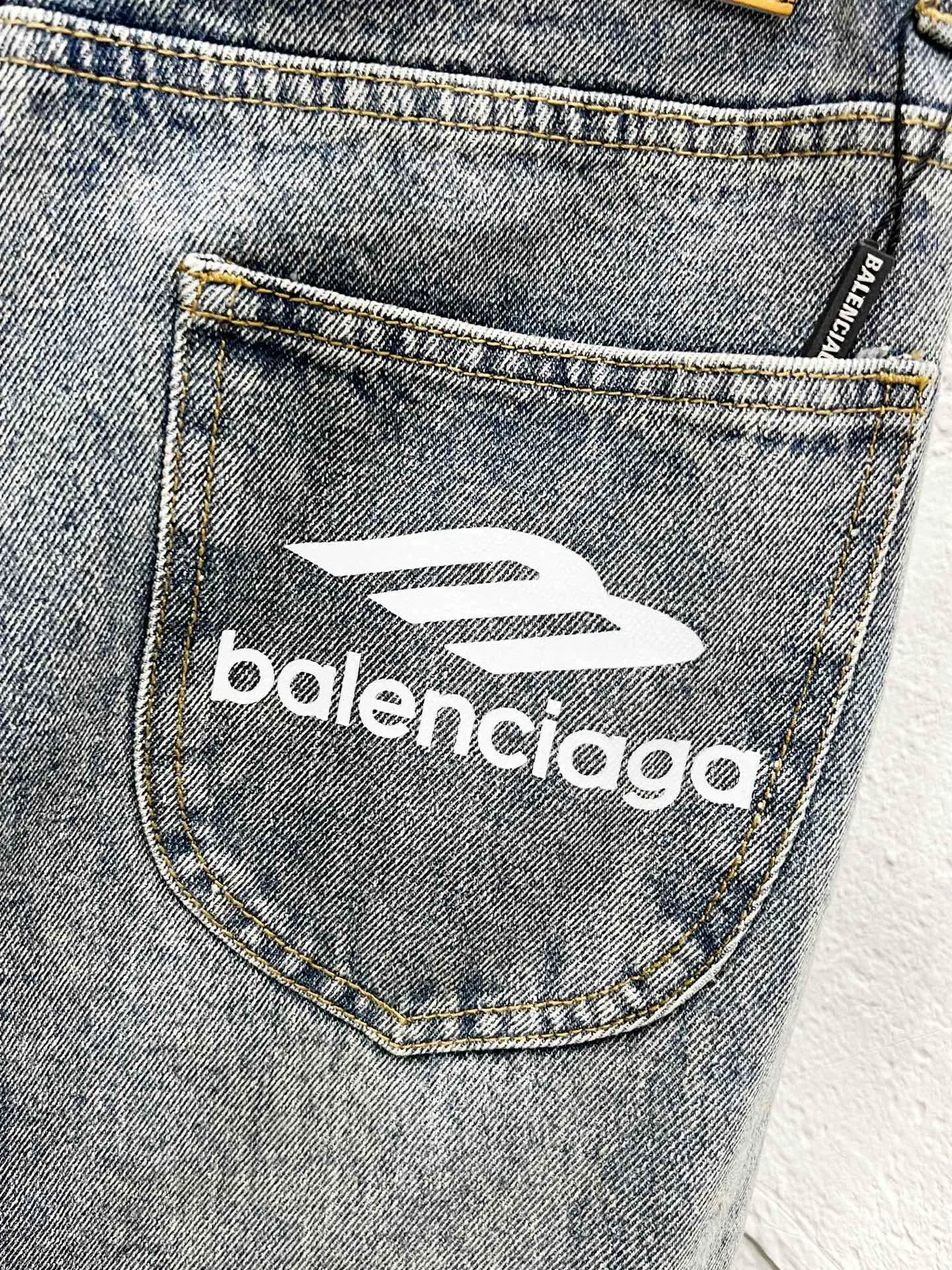 🅿️260 Style No.: H893 Balenciaga & BALENCIAGA’s new classic letter-printed logo jeans use unique technology to perfectly interpret the dreamlike colors of the Northern Lights. Each pair of jeans is unique and colorful, as if the mystery and beauty of the Northern Lights are worn on the body. The tie-dye process makes the color transition of the jeans natural and rich in layers, giving people an artistic visual enjoyment. Moreover, this process also makes the jeans softer and more comfortable, and they fit your body very well when worn, allowing you to show off your perfect body curves. They are made of high-quality denim fabric and carefully processed to have good wear resistance and durability. This new type of jeans uses tie-dye technology to interpret the dreamlike colors of the Northern Lights. It is not only fashionable and versatile, but also enhances your aura and becomes the focus of everyone's attention. Original goods, washed casual jeans, imported original washed stretch fabrics, comfortable and elastic, original hardware accessories decorated with logo, super correct version, extremely high grade, counter quality, fashionable and stylish upper body. The printing uses imported foam printing, customized buttons, YKK zippers. The complete set of accessories is customized in a one-to-one mold. Color: Gray Size: 28-30-32-34-36 (s-xxl)