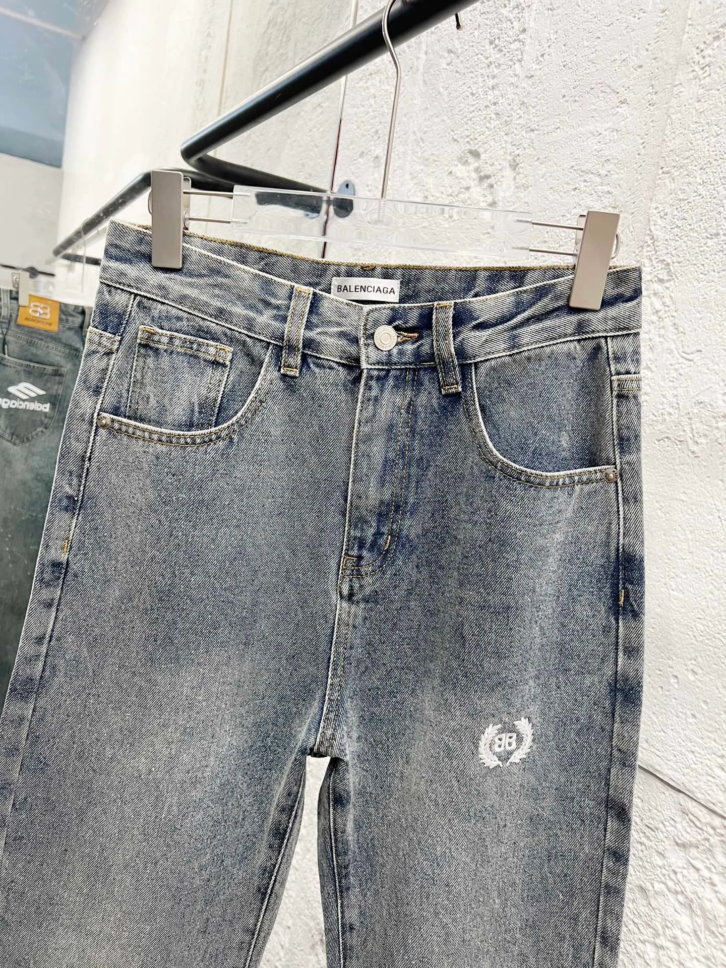 🅿️260 Style No.: H893 Balenciaga & BALENCIAGA’s new classic letter-printed logo jeans use unique technology to perfectly interpret the dreamlike colors of the Northern Lights. Each pair of jeans is unique and colorful, as if the mystery and beauty of the Northern Lights are worn on the body. The tie-dye process makes the color transition of the jeans natural and rich in layers, giving people an artistic visual enjoyment. Moreover, this process also makes the jeans softer and more comfortable, and they fit your body very well when worn, allowing you to show off your perfect body curves. They are made of high-quality denim fabric and carefully processed to have good wear resistance and durability. This new type of jeans uses tie-dye technology to interpret the dreamlike colors of the Northern Lights. It is not only fashionable and versatile, but also enhances your aura and becomes the focus of everyone's attention. Original goods, washed casual jeans, imported original washed stretch fabrics, comfortable and elastic, original hardware accessories decorated with logo, super correct version, extremely high grade, counter quality, fashionable and stylish upper body. The printing uses imported foam printing, customized buttons, YKK zippers. The complete set of accessories is customized in a one-to-one mold. Color: Gray Size: 28-30-32-34-36 (s-xxl)