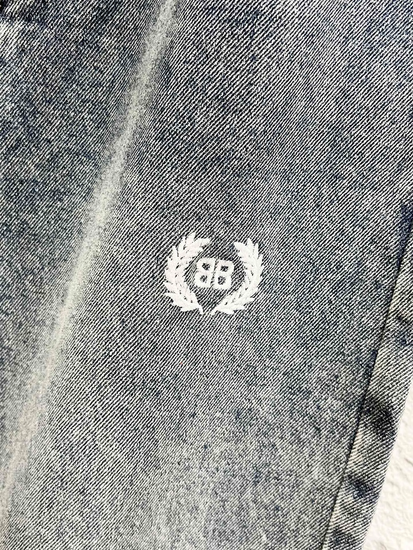 🅿️260 Style No.: H893 Balenciaga & BALENCIAGA’s new classic letter-printed logo jeans use unique technology to perfectly interpret the dreamlike colors of the Northern Lights. Each pair of jeans is unique and colorful, as if the mystery and beauty of the Northern Lights are worn on the body. The tie-dye process makes the color transition of the jeans natural and rich in layers, giving people an artistic visual enjoyment. Moreover, this process also makes the jeans softer and more comfortable, and they fit your body very well when worn, allowing you to show off your perfect body curves. They are made of high-quality denim fabric and carefully processed to have good wear resistance and durability. This new type of jeans uses tie-dye technology to interpret the dreamlike colors of the Northern Lights. It is not only fashionable and versatile, but also enhances your aura and becomes the focus of everyone's attention. Original goods, washed casual jeans, imported original washed stretch fabrics, comfortable and elastic, original hardware accessories decorated with logo, super correct version, extremely high grade, counter quality, fashionable and stylish upper body. The printing uses imported foam printing, customized buttons, YKK zippers. The complete set of accessories is customized in a one-to-one mold. Color: Gray Size: 28-30-32-34-36 (s-xxl)