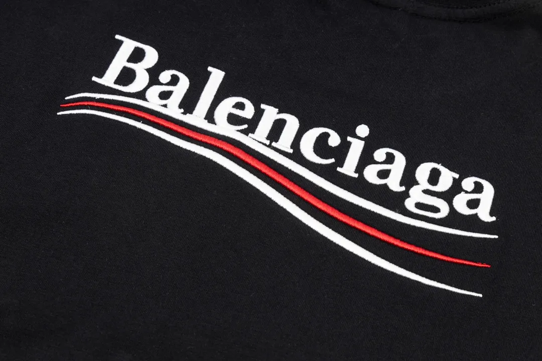 🅿️166 Detailed picture [Top version. Official website quality] BALENCI*GA/Paris#Classic.Coke embroidered short-sleeved T-shirt# The fabric is made of Paris ZP custom-woven and dyed cotton double yarn. Weighing 260 grams, the cloth surface is clean. The cloth pattern is clear, soft and comfortable. The threads are dyed with no color difference. The classic pattern embroidery uses an imported embroidery machine, and the embroidery thread color is embroidered according to the original color. It is produced according to the pictures in the special market. The letters are clear. The three-dimensional effect is strong. The version adopts the OS loose shoulder version. The same style for men and women. Coding: BL223028 Color: black. White. Dark gray. Brown. Light green. Purple. Off-white. Size: XS S M L