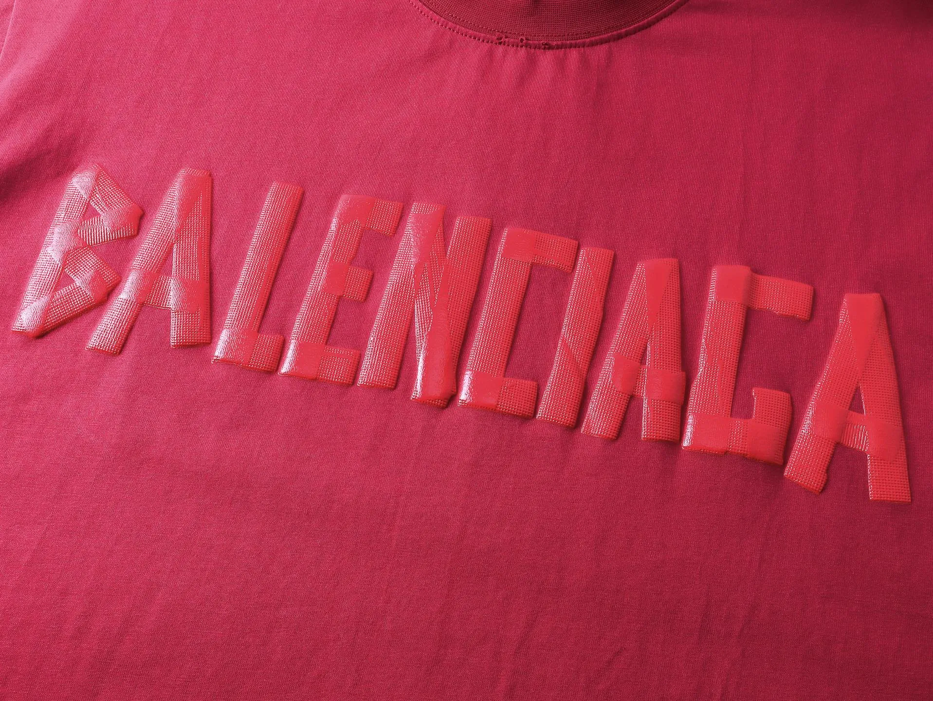 🅿️194 Actual pictures [Top version. Official website quality] BALENCI*GA/Paris. 25ss latest classic. Masking tape printing. Ready-to-wear washed and frayed short-sleeved T-shirt. Brick cabinet synchronization. The fabric is made of Paris ZP custom-woven and dyed 100% cotton double yarn compact cotton. The weight is 260 grams, the cloth surface is clean. The cloth pattern is clear, soft and comfortable, and the thread is dyed with no color difference. The classic pattern is printed with environmentally friendly imported materials, and the tape pattern is glued. The letters are clear and the effect is three-dimensional. Restored brick cabinet. The garments were washed and aged, and polished by many hands. Produced by ultra-heavy craftsmanship, the market currency is very different, welcome to compare. The version adopts OS loose shoulder design. The same style for men and women. Code: BL253383 Color: black blue, plum red, khaki Size: XS S M L