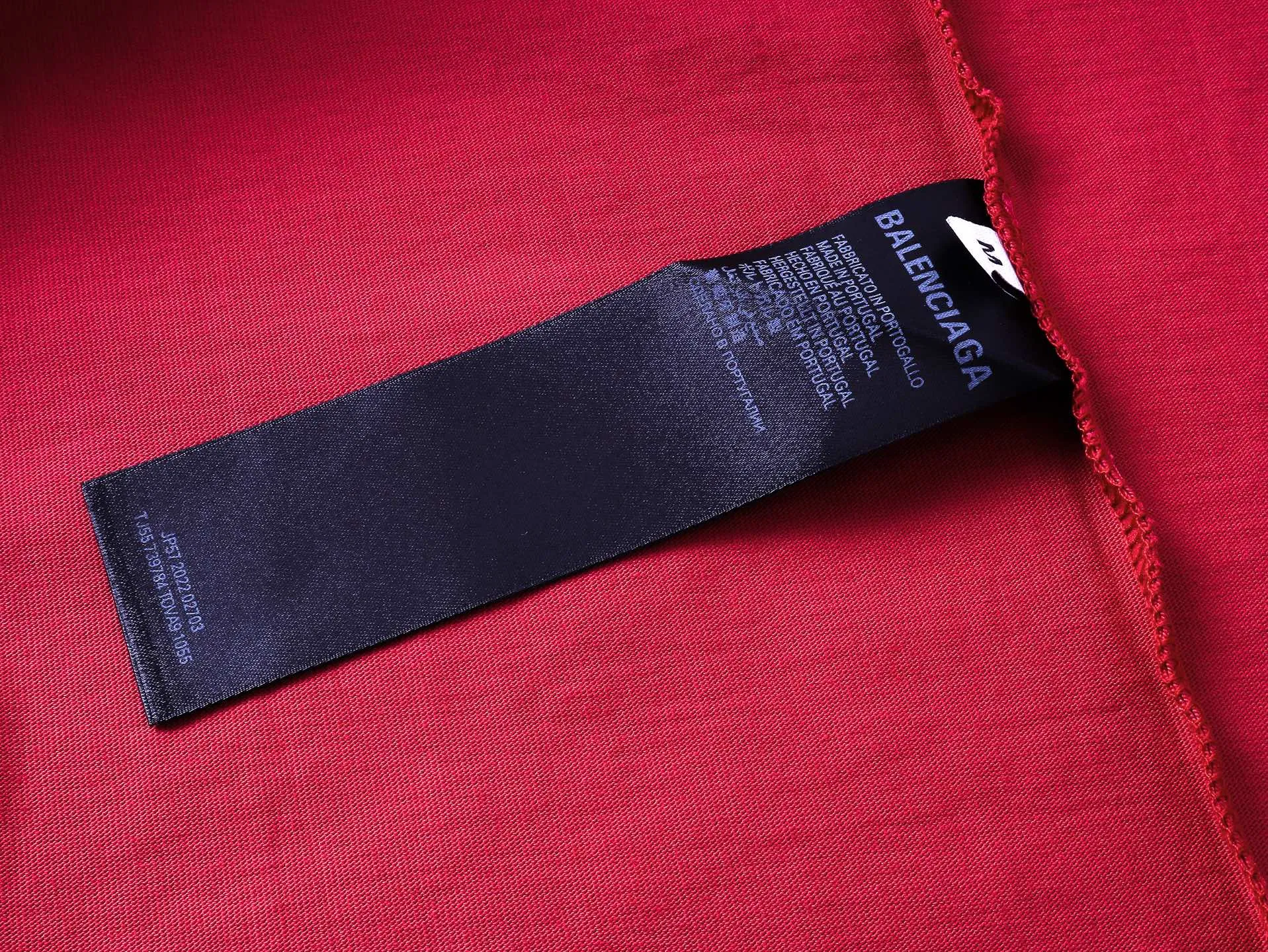 🅿️194 Actual pictures [Top version. Official website quality] BALENCI*GA/Paris. 25ss latest classic. Masking tape printing. Ready-to-wear washed and frayed short-sleeved T-shirt. Brick cabinet synchronization. The fabric is made of Paris ZP custom-woven and dyed 100% cotton double yarn compact cotton. The weight is 260 grams, the cloth surface is clean. The cloth pattern is clear, soft and comfortable, and the thread is dyed with no color difference. The classic pattern is printed with environmentally friendly imported materials, and the tape pattern is glued. The letters are clear and the effect is three-dimensional. Restored brick cabinet. The garments were washed and aged, and polished by many hands. Produced by ultra-heavy craftsmanship, the market currency is very different, welcome to compare. The version adopts OS loose shoulder design. The same style for men and women. Code: BL253383 Color: black blue, plum red, khaki Size: XS S M L