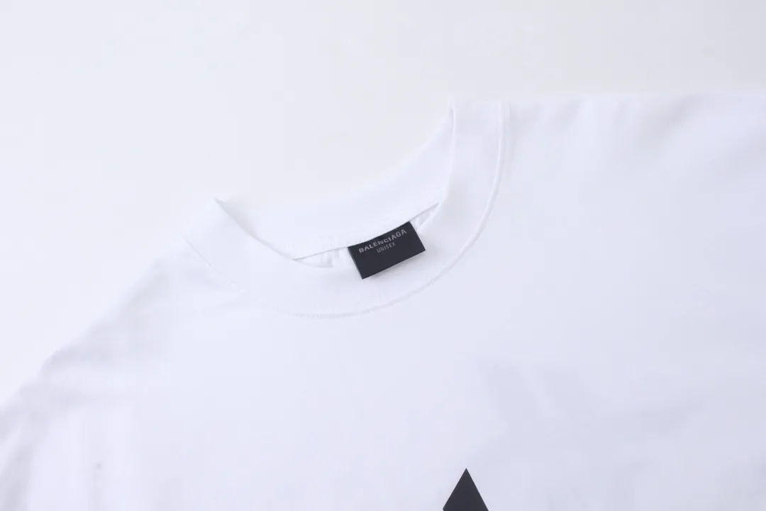🅿️170 detailed pictures [Top version. Official website quality] BALENCI*GA/Paris. 2024 new style. Phantom double LOGO classic pattern printed short-sleeved T-shirt. Brick cabinet synchronization. Genuine product developed at the first time, happy to print and compare! The fabric is made of Paris ZP custom-woven and dyed cotton with double yarns and compact cotton. The weight is 260 grams. The cloth surface is clean. The cloth pattern is clear, soft and comfortable. The threads are dyed with no color difference. The classic printing is made of environmentally friendly imported materials, with LOGO phantom effect, clear letters and three-dimensional effect. Restore the brick cabinet. Ready-made clothes are washed and distressed, different market currency, welcome to compare, the version adopts OS loose shoulder version. Same style for men and women Coding: BL223213 Color: black, white, fluorescent yellow Size: XS to L