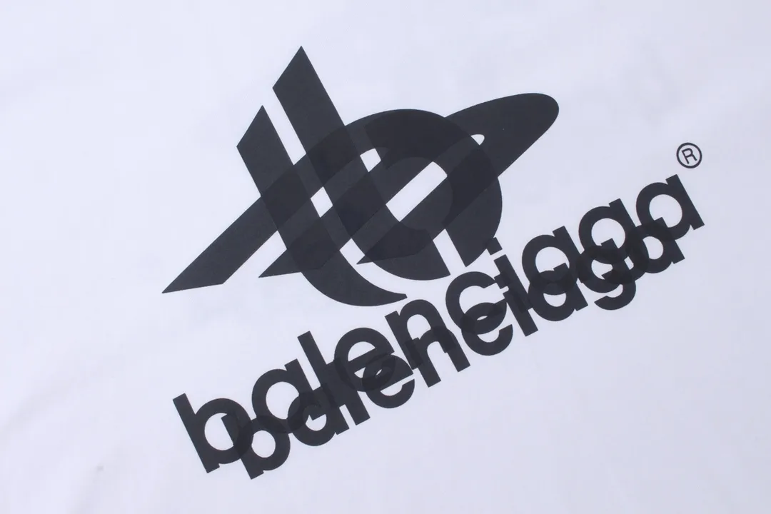 🅿️170 detailed pictures [Top version. Official website quality] BALENCI*GA/Paris. 2024 new style. Phantom double LOGO classic pattern printed short-sleeved T-shirt. Brick cabinet synchronization. Genuine product developed at the first time, happy to print and compare! The fabric is made of Paris ZP custom-woven and dyed cotton with double yarns and compact cotton. The weight is 260 grams. The cloth surface is clean. The cloth pattern is clear, soft and comfortable. The threads are dyed with no color difference. The classic printing is made of environmentally friendly imported materials, with LOGO phantom effect, clear letters and three-dimensional effect. Restore the brick cabinet. Ready-made clothes are washed and distressed, different market currency, welcome to compare, the version adopts OS loose shoulder version. Same style for men and women Coding: BL223213 Color: black, white, fluorescent yellow Size: XS to L
