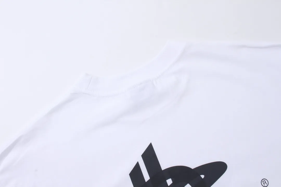 🅿️170 detailed pictures [Top version. Official website quality] BALENCI*GA/Paris. 2024 new style. Phantom double LOGO classic pattern printed short-sleeved T-shirt. Brick cabinet synchronization. Genuine product developed at the first time, happy to print and compare! The fabric is made of Paris ZP custom-woven and dyed cotton with double yarns and compact cotton. The weight is 260 grams. The cloth surface is clean. The cloth pattern is clear, soft and comfortable. The threads are dyed with no color difference. The classic printing is made of environmentally friendly imported materials, with LOGO phantom effect, clear letters and three-dimensional effect. Restore the brick cabinet. Ready-made clothes are washed and distressed, different market currency, welcome to compare, the version adopts OS loose shoulder version. Same style for men and women Coding: BL223213 Color: black, white, fluorescent yellow Size: XS to L