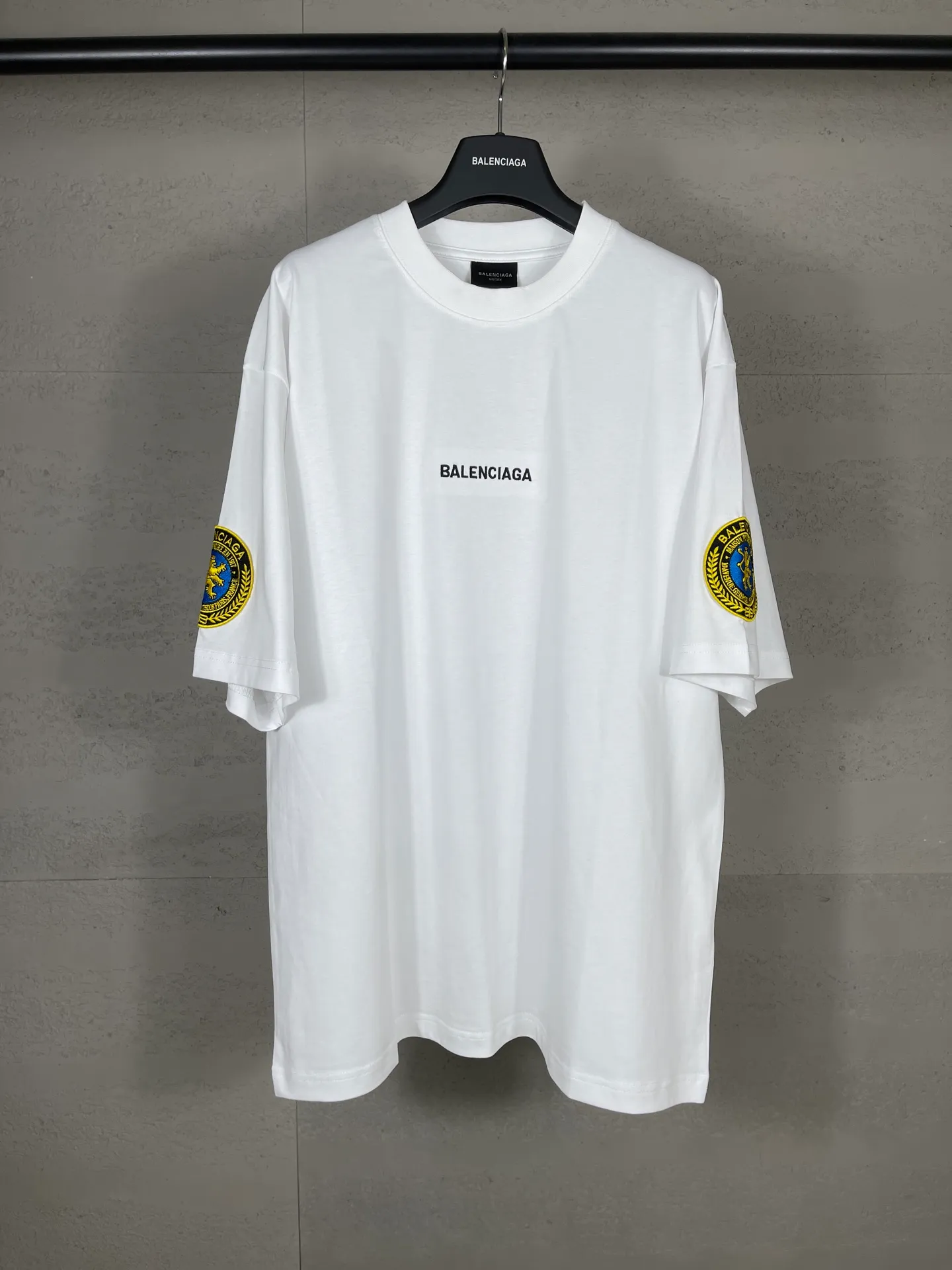 🅿️200 real photos [Top version. Official website quality] BALENCI*GA/Paris BALENCI*GA# new style, 2025 new model with Paris letter LOGO embroidery on the chest, exquisite micro-embroidery on the left and right cuffs, ready-made washed and distressed short-sleeved T-shirts, and brick cabinet synchronization. Welcome to compare. The fabric is made of Paris ZP custom-woven and dyed 100% cotton double-yarn compact cotton. The weight is 260 grams. The cloth surface is clean. The cloth pattern is clear. It is soft and comfortable. It has good color fastness and is not easy to change color. The threads are woven and dyed with no color difference. The embroidery is done using a Tajima embroidery machine, with clear patterns and three-dimensional letters. Comparisons welcome. Restore brick cabinet. The version adopts OS loose shoulder version. Same style for men and women. Code: BL253699 Color: black, white Size: XS S M L