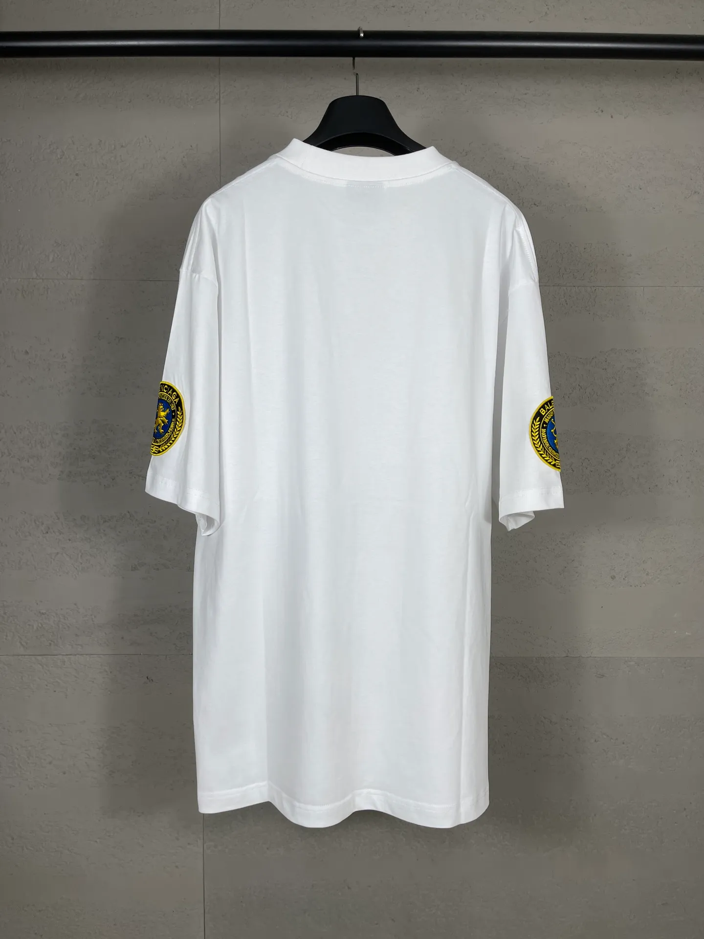 🅿️200 real photos [Top version. Official website quality] BALENCI*GA/Paris BALENCI*GA# new style, 2025 new model with Paris letter LOGO embroidery on the chest, exquisite micro-embroidery on the left and right cuffs, ready-made washed and distressed short-sleeved T-shirts, and brick cabinet synchronization. Welcome to compare. The fabric is made of Paris ZP custom-woven and dyed 100% cotton double-yarn compact cotton. The weight is 260 grams. The cloth surface is clean. The cloth pattern is clear. It is soft and comfortable. It has good color fastness and is not easy to change color. The threads are woven and dyed with no color difference. The embroidery is done using a Tajima embroidery machine, with clear patterns and three-dimensional letters. Comparisons welcome. Restore brick cabinet. The version adopts OS loose shoulder version. Same style for men and women. Code: BL253699 Color: black, white Size: XS S M L