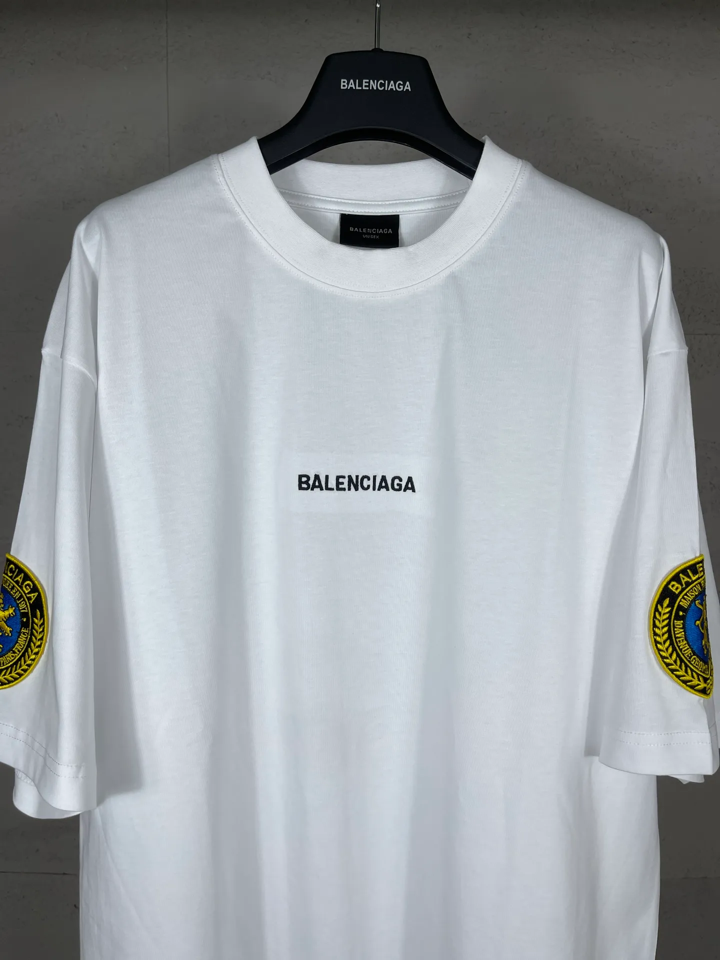 🅿️200 real photos [Top version. Official website quality] BALENCI*GA/Paris BALENCI*GA# new style, 2025 new model with Paris letter LOGO embroidery on the chest, exquisite micro-embroidery on the left and right cuffs, ready-made washed and distressed short-sleeved T-shirts, and brick cabinet synchronization. Welcome to compare. The fabric is made of Paris ZP custom-woven and dyed 100% cotton double-yarn compact cotton. The weight is 260 grams. The cloth surface is clean. The cloth pattern is clear. It is soft and comfortable. It has good color fastness and is not easy to change color. The threads are woven and dyed with no color difference. The embroidery is done using a Tajima embroidery machine, with clear patterns and three-dimensional letters. Comparisons welcome. Restore brick cabinet. The version adopts OS loose shoulder version. Same style for men and women. Code: BL253699 Color: black, white Size: XS S M L