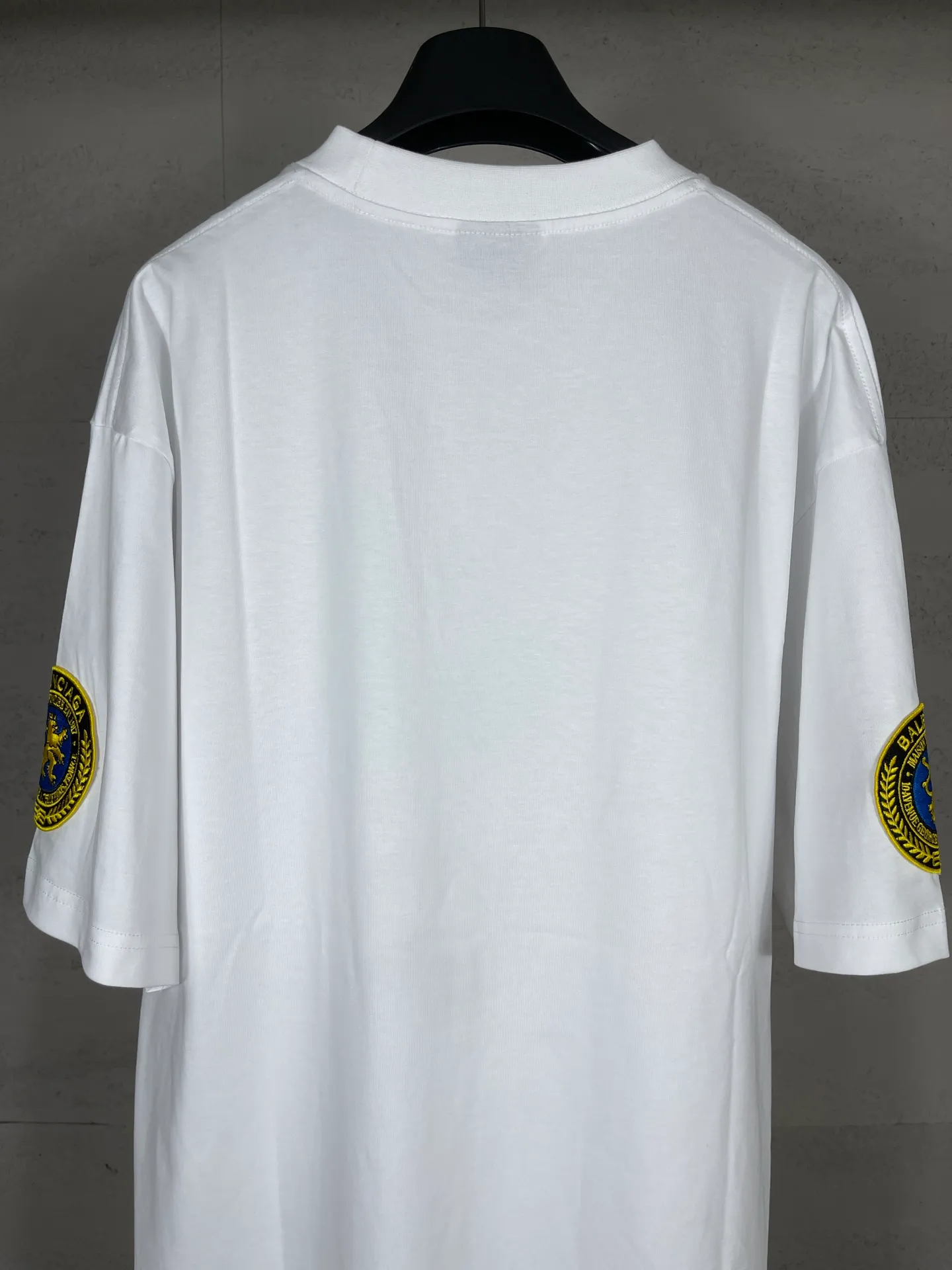 🅿️200 real photos [Top version. Official website quality] BALENCI*GA/Paris BALENCI*GA# new style, 2025 new model with Paris letter LOGO embroidery on the chest, exquisite micro-embroidery on the left and right cuffs, ready-made washed and distressed short-sleeved T-shirts, and brick cabinet synchronization. Welcome to compare. The fabric is made of Paris ZP custom-woven and dyed 100% cotton double-yarn compact cotton. The weight is 260 grams. The cloth surface is clean. The cloth pattern is clear. It is soft and comfortable. It has good color fastness and is not easy to change color. The threads are woven and dyed with no color difference. The embroidery is done using a Tajima embroidery machine, with clear patterns and three-dimensional letters. Comparisons welcome. Restore brick cabinet. The version adopts OS loose shoulder version. Same style for men and women. Code: BL253699 Color: black, white Size: XS S M L
