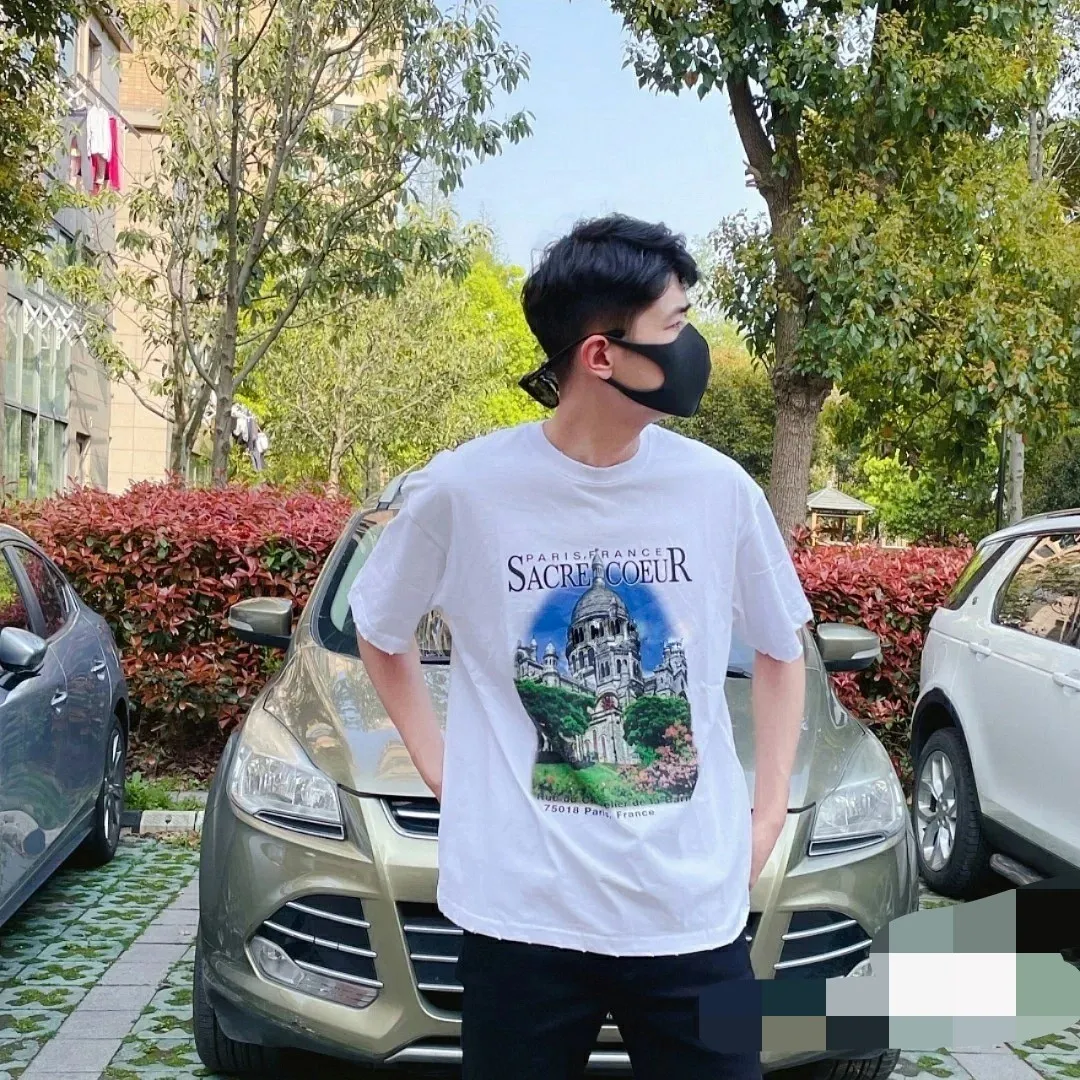 ♻️💯Reference model picture for upper body❤️Top tested version BALENCIAGA Balenciaga Sacred Heart Garden Castle loose pure cotton short-sleeved T-shirt for men and women. Top quality short sleeves, each piece has been garment washed, original version, collar, cuffs and hem have distressed rips, collar has added cuffs, version is dropped shoulder OS version The printing process adopts Kornit Digital 7-color direct printing, which restores the picture quality in high definition. People, trees and buildings are clearly visible and layered. Letter printing details are processed without tooth edges! The cost of front and back printing is enough to buy a box of good cigarettes. The fabric is made of 24S 260g double yarn pure cotton fabric, which is heavy-weight and has full drape. The most important thing is that while ensuring the weight, it can also effectively exert its breathable and breathable effect! Exclusive quality shipment Original fabric Self-adhesive coding Counter tag Size: XS-L Color: Black White P: 290