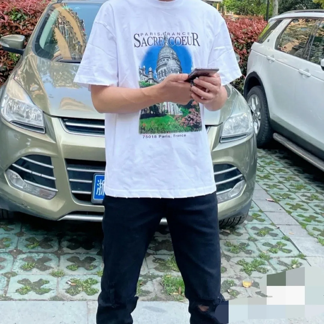 ♻️💯Reference model picture for upper body❤️Top tested version BALENCIAGA Balenciaga Sacred Heart Garden Castle loose pure cotton short-sleeved T-shirt for men and women. Top quality short sleeves, each piece has been garment washed, original version, collar, cuffs and hem have distressed rips, collar has added cuffs, version is dropped shoulder OS version The printing process adopts Kornit Digital 7-color direct printing, which restores the picture quality in high definition. People, trees and buildings are clearly visible and layered. Letter printing details are processed without tooth edges! The cost of front and back printing is enough to buy a box of good cigarettes. The fabric is made of 24S 260g double yarn pure cotton fabric, which is heavy-weight and has full drape. The most important thing is that while ensuring the weight, it can also effectively exert its breathable and breathable effect! Exclusive quality shipment Original fabric Self-adhesive coding Counter tag Size: XS-L Color: Black White P: 290