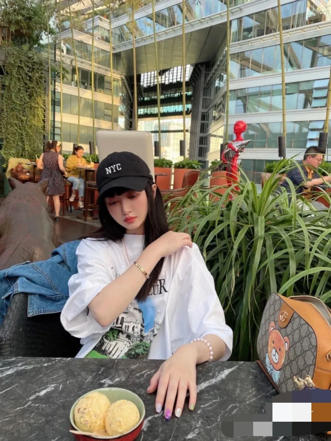 ♻️💯Reference model picture for upper body❤️Top tested version BALENCIAGA Balenciaga Sacred Heart Garden Castle loose pure cotton short-sleeved T-shirt for men and women. Top quality short sleeves, each piece has been garment washed, original version, collar, cuffs and hem have distressed rips, collar has added cuffs, version is dropped shoulder OS version The printing process adopts Kornit Digital 7-color direct printing, which restores the picture quality in high definition. People, trees and buildings are clearly visible and layered. Letter printing details are processed without tooth edges! The cost of front and back printing is enough to buy a box of good cigarettes. The fabric is made of 24S 260g double yarn pure cotton fabric, which is heavy-weight and has full drape. The most important thing is that while ensuring the weight, it can also effectively exert its breathable and breathable effect! Exclusive quality shipment Original fabric Self-adhesive coding Counter tag Size: XS-L Color: Black White P: 290