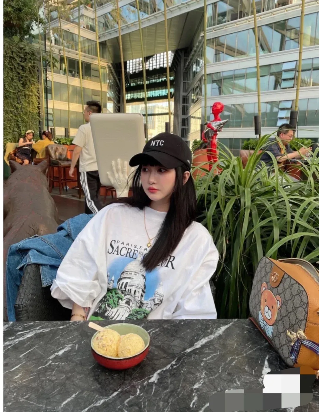 ♻️💯Reference model picture for upper body❤️Top tested version BALENCIAGA Balenciaga Sacred Heart Garden Castle loose pure cotton short-sleeved T-shirt for men and women. Top quality short sleeves, each piece has been garment washed, original version, collar, cuffs and hem have distressed rips, collar has added cuffs, version is dropped shoulder OS version The printing process adopts Kornit Digital 7-color direct printing, which restores the picture quality in high definition. People, trees and buildings are clearly visible and layered. Letter printing details are processed without tooth edges! The cost of front and back printing is enough to buy a box of good cigarettes. The fabric is made of 24S 260g double yarn pure cotton fabric, which is heavy-weight and has full drape. The most important thing is that while ensuring the weight, it can also effectively exert its breathable and breathable effect! Exclusive quality shipment Original fabric Self-adhesive coding Counter tag Size: XS-L Color: Black White P: 290