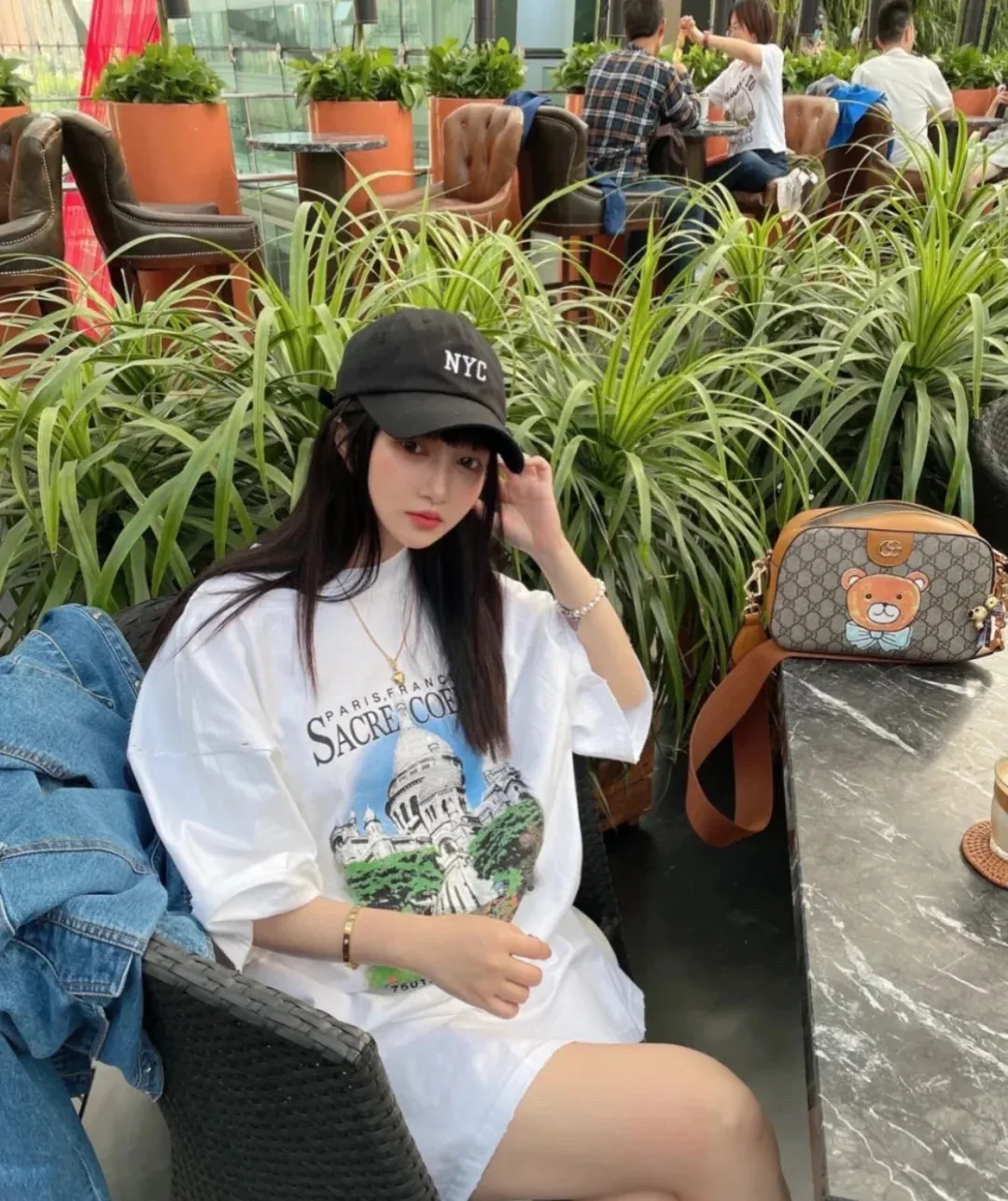♻️💯Reference model picture for upper body❤️Top tested version BALENCIAGA Balenciaga Sacred Heart Garden Castle loose pure cotton short-sleeved T-shirt for men and women. Top quality short sleeves, each piece has been garment washed, original version, collar, cuffs and hem have distressed rips, collar has added cuffs, version is dropped shoulder OS version The printing process adopts Kornit Digital 7-color direct printing, which restores the picture quality in high definition. People, trees and buildings are clearly visible and layered. Letter printing details are processed without tooth edges! The cost of front and back printing is enough to buy a box of good cigarettes. The fabric is made of 24S 260g double yarn pure cotton fabric, which is heavy-weight and has full drape. The most important thing is that while ensuring the weight, it can also effectively exert its breathable and breathable effect! Exclusive quality shipment Original fabric Self-adhesive coding Counter tag Size: XS-L Color: Black White P: 290