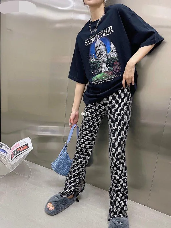 ♻️💯Reference model picture for upper body❤️Top tested version BALENCIAGA Balenciaga Sacred Heart Garden Castle loose pure cotton short-sleeved T-shirt for men and women. Top quality short sleeves, each piece has been garment washed, original version, collar, cuffs and hem have distressed rips, collar has added cuffs, version is dropped shoulder OS version The printing process adopts Kornit Digital 7-color direct printing, which restores the picture quality in high definition. People, trees and buildings are clearly visible and layered. Letter printing details are processed without tooth edges! The cost of front and back printing is enough to buy a box of good cigarettes. The fabric is made of 24S 260g double yarn pure cotton fabric, which is heavy-weight and has full drape. The most important thing is that while ensuring the weight, it can also effectively exert its breathable and breathable effect! Exclusive quality shipment Original fabric Self-adhesive coding Counter tag Size: XS-L Color: Black White P: 290