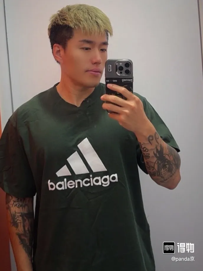 🎀Hot model pictures🎀[Updated] Top tested version BALENCIAGA/ADIDAS Balenciaga co-branded Adidas embroidered letters round neck short-sleeved T-shirt is a hot topic at the moment🔥Quality ceiling It seems to be a simple printing or embroidery, but it is not simple at all. 100% imported machine restoration, details, workmanship and fabrics are consistent with the original ones. Guaranteed no color difference with the counter. Feel free to compare ⚠️Note that the threaded collars are all original collars of certain Paris and Paris, with high wrapping. The width of the collar and cabinets are accurate to millimeters. Thick collars are not easily deformed. The collars of high-end products are all restored to cabinets. This distinguishes the large collars of the world from ordinary garbage. ⚠️Different styles of washed wheat main wheat, including imported wheat, have different colors and codes. Really restore the counter. As we all know, Balenciaga's collar labels in each quarter have different English or different colors. This distinguishes fast food products with the same common main wheat, washed wheat. ⚠️Attention to workmanship, stitching at the neckline, no folds, smooth and natural, no overlapping lines, true restoration ⚠️The fabric is made of 280g Paris-specific double yarn, which is really incomparable with the ordinary version on the market. Correct printing details, correct double yarn high weight thread, correct packaging details, all-round restoration of workmanship, all-round restoration of packaging P:270 Color: black white green SIZE: XS-S-M-L