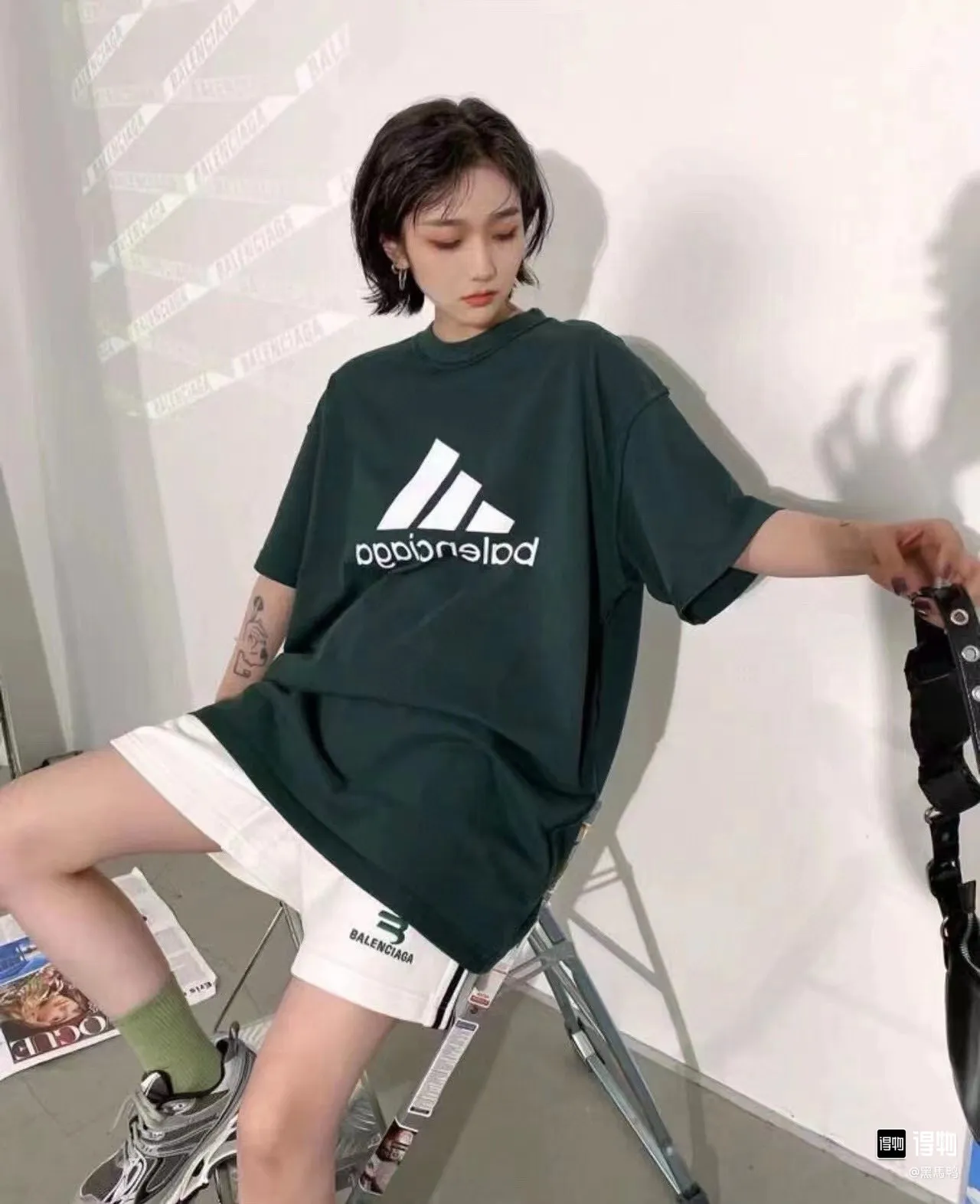 🎀Hot model pictures🎀[Updated] Top tested version BALENCIAGA/ADIDAS Balenciaga co-branded Adidas embroidered letters round neck short-sleeved T-shirt is a hot topic at the moment🔥Quality ceiling It seems to be a simple printing or embroidery, but it is not simple at all. 100% imported machine restoration, details, workmanship and fabrics are consistent with the original ones. Guaranteed no color difference with the counter. Feel free to compare ⚠️Note that the threaded collars are all original collars of certain Paris and Paris, with high wrapping. The width of the collar and cabinets are accurate to millimeters. Thick collars are not easily deformed. The collars of high-end products are all restored to cabinets. This distinguishes the large collars of the world from ordinary garbage. ⚠️Different styles of washed wheat main wheat, including imported wheat, have different colors and codes. Really restore the counter. As we all know, Balenciaga's collar labels in each quarter have different English or different colors. This distinguishes fast food products with the same common main wheat, washed wheat. ⚠️Attention to workmanship, stitching at the neckline, no folds, smooth and natural, no overlapping lines, true restoration ⚠️The fabric is made of 280g Paris-specific double yarn, which is really incomparable with the ordinary version on the market. Correct printing details, correct double yarn high weight thread, correct packaging details, all-round restoration of workmanship, all-round restoration of packaging P:270 Color: black white green SIZE: XS-S-M-L