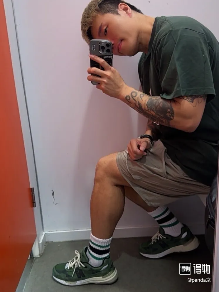 🎀Hot model pictures🎀[Updated] Top tested version BALENCIAGA/ADIDAS Balenciaga co-branded Adidas embroidered letters round neck short-sleeved T-shirt is a hot topic at the moment🔥Quality ceiling It seems to be a simple printing or embroidery, but it is not simple at all. 100% imported machine restoration, details, workmanship and fabrics are consistent with the original ones. Guaranteed no color difference with the counter. Feel free to compare ⚠️Note that the threaded collars are all original collars of certain Paris and Paris, with high wrapping. The width of the collar and cabinets are accurate to millimeters. Thick collars are not easily deformed. The collars of high-end products are all restored to cabinets. This distinguishes the large collars of the world from ordinary garbage. ⚠️Different styles of washed wheat main wheat, including imported wheat, have different colors and codes. Really restore the counter. As we all know, Balenciaga's collar labels in each quarter have different English or different colors. This distinguishes fast food products with the same common main wheat, washed wheat. ⚠️Attention to workmanship, stitching at the neckline, no folds, smooth and natural, no overlapping lines, true restoration ⚠️The fabric is made of 280g Paris-specific double yarn, which is really incomparable with the ordinary version on the market. Correct printing details, correct double yarn high weight thread, correct packaging details, all-round restoration of workmanship, all-round restoration of packaging P:270 Color: black white green SIZE: XS-S-M-L