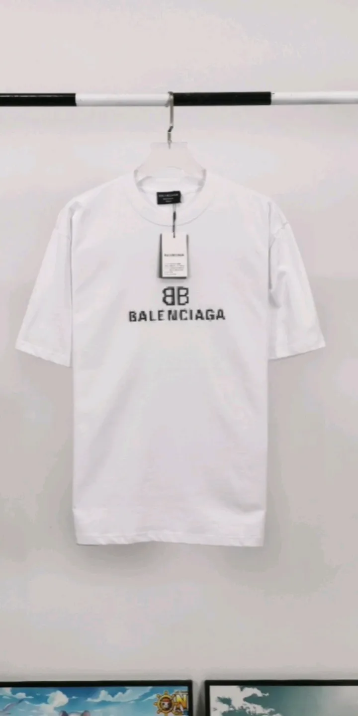 Real shot of the video - the top tested version of BALENCIAGA 22S early spring new fashion hole phantom mosaic blurred letters loose cotton short-sleeved t-shirt for men and women couples. The fabric is made of 32s 260g combed cotton fabric. The fabric density is extremely high. The chest is printed with digital direct injection, which has a blurred mathematical pattern dizzy effect. It restores the hazy gradient phantom printing of the English "Balenciaga" on the chest without any difference. The intercalated gray is a yarn-dyed fabric. The yarn is dyed first and then woven. Feel free to compare.  Color: Black White Size: XS-L P: 250