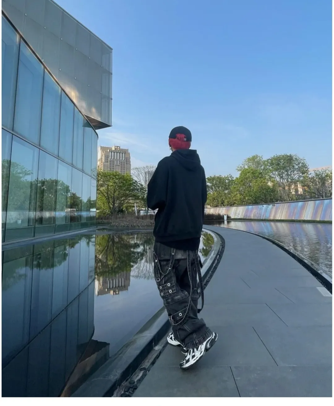 ♻️💯Upper body reference model picture❤️Spring and autumn top-notch proven version Balenciaga BALENCIAGA The Simpsons cartoon pattern explosion pattern pure cotton loose hooded sweatshirt for men and women couples. The process uses Kornit printing cracking effect. The front panel printing glue bursting effect uses imported transparent slurry to scrape the bottom to make the printing bursting feel uniform. (PS: If this process is missing, the printing will easily fall off in large areas after cracking.) The embroidery at the hem uses a Tajima embroidery machine imported from Japan, which makes the size and spacing of the letters even, and the hollows of the letters will not be filled. Precise craftsmanship, full of details. The fabric is made of 520g crystal composite fleece cotton, brand new, washed, and labeled. Genuine products are consistent and synchronized, and coded authentic products are consistent and synchronized. Top tested version, accurate and flawless.  Color: White Blue Black Size: XS-L P:520