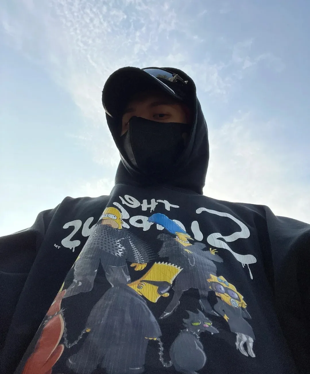 ♻️💯Upper body reference model picture❤️Spring and autumn top-notch proven version Balenciaga BALENCIAGA The Simpsons cartoon pattern explosion pattern pure cotton loose hooded sweatshirt for men and women couples. The process uses Kornit printing cracking effect. The front panel printing glue bursting effect uses imported transparent slurry to scrape the bottom to make the printing bursting feel uniform. (PS: If this process is missing, the printing will easily fall off in large areas after cracking.) The embroidery at the hem uses a Tajima embroidery machine imported from Japan, which makes the size and spacing of the letters even, and the hollows of the letters will not be filled. Precise craftsmanship, full of details. The fabric is made of 520g crystal composite fleece cotton, brand new, washed, and labeled. Genuine products are consistent and synchronized, and coded authentic products are consistent and synchronized. Top tested version, accurate and flawless.  Color: White Blue Black Size: XS-L P:520