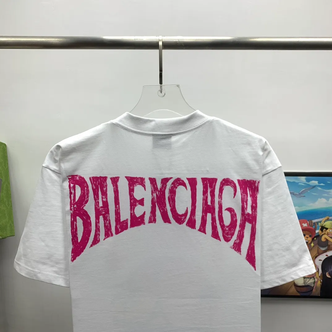 Top tested version 𝐁A𝐋EN𝐂IA𝐆A/Balenciaga Sunset Paris Eiffel Tower T-shirt Fabric: 32 pieces of double yarn 240g - counter synchronization #The highest version on the market The original development of custom-woven fabrics is washed and treated with a full sense of thickness The texture is different from market products Highly restored #Original mold opening Use imported elliptical machine printing Each print is neatly aligned No burrs Hand-printed front and rear platens Precision mesh production stencil Imported environmentally friendly slurry squeegee, the letters are clearly restored, the letter spacing is the same size as the original, highly restored to 24ss, the best-selling model on the market, the same style for men and women size: xs s m l color: white black P: 290