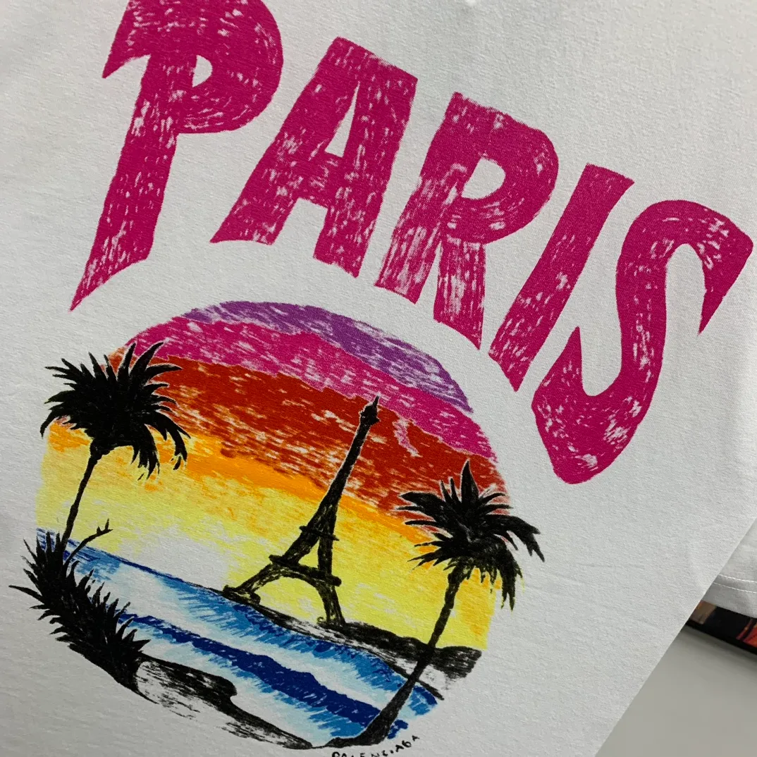 Top tested version 𝐁A𝐋EN𝐂IA𝐆A/Balenciaga Sunset Paris Eiffel Tower T-shirt Fabric: 32 pieces of double yarn 240g - counter synchronization #The highest version on the market The original development of custom-woven fabrics is washed and treated with a full sense of thickness The texture is different from market products Highly restored #Original mold opening Use imported elliptical machine printing Each print is neatly aligned No burrs Hand-printed front and rear platens Precision mesh production stencil Imported environmentally friendly slurry squeegee, the letters are clearly restored, the letter spacing is the same size as the original, highly restored to 24ss, the best-selling model on the market, the same style for men and women size: xs s m l color: white black P: 290