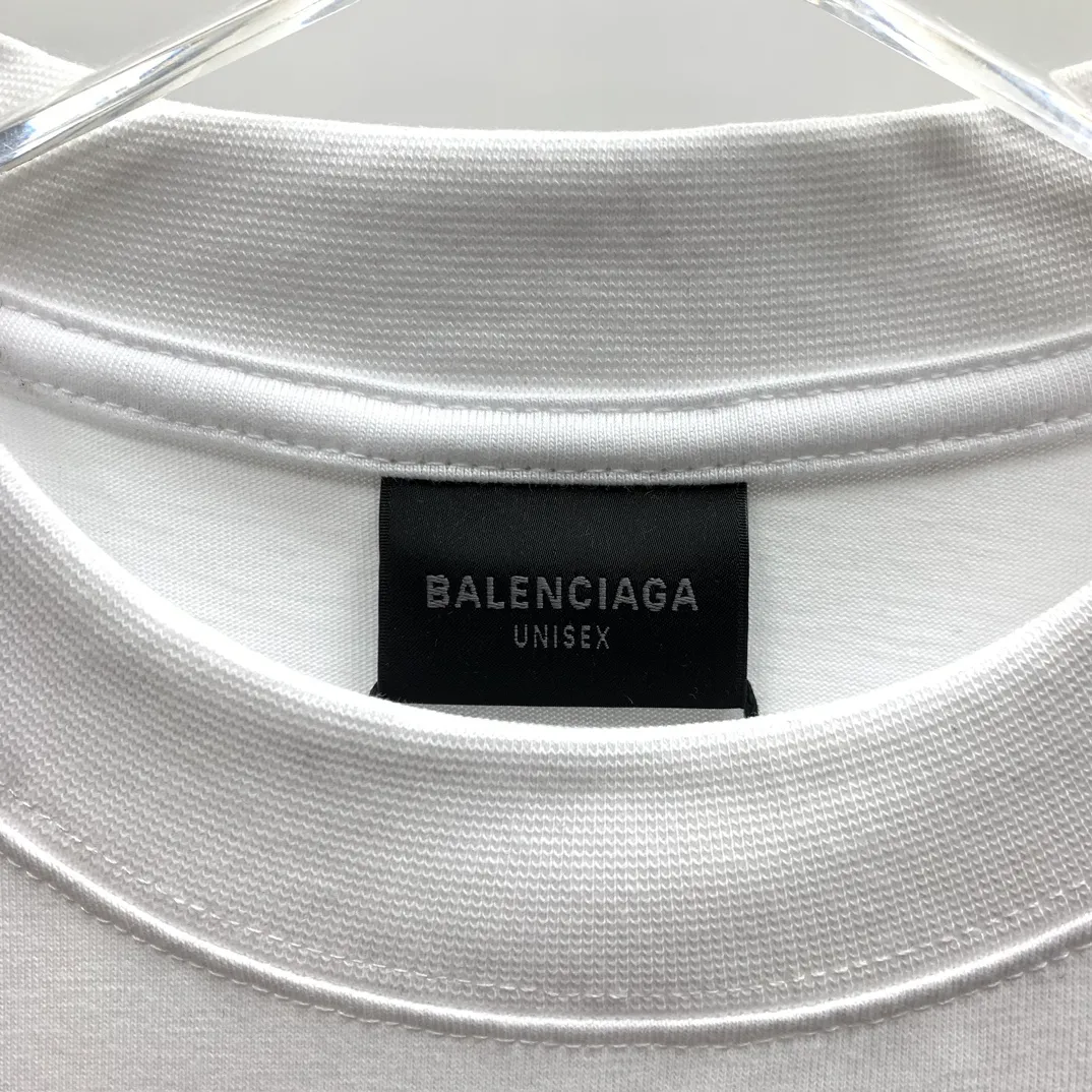Top tested version 𝐁A𝐋EN𝐂IA𝐆A/Balenciaga Sunset Paris Eiffel Tower T-shirt Fabric: 32 pieces of double yarn 240g - counter synchronization #The highest version on the market The original development of custom-woven fabrics is washed and treated with a full sense of thickness The texture is different from market products Highly restored #Original mold opening Use imported elliptical machine printing Each print is neatly aligned No burrs Hand-printed front and rear platens Precision mesh production stencil Imported environmentally friendly slurry squeegee, the letters are clearly restored, the letter spacing is the same size as the original, highly restored to 24ss, the best-selling model on the market, the same style for men and women size: xs s m l color: white black P: 290