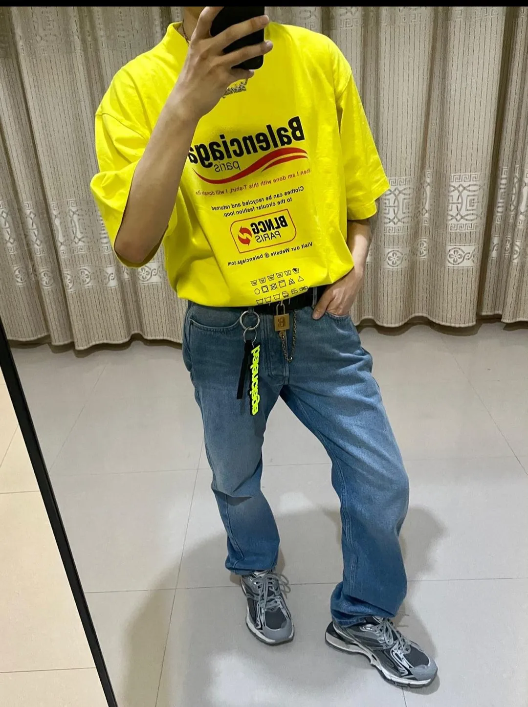 ♻️💯Upper body reference model picture❤️Top tested version Balenciaga environmental logo arrow three-color loose breathable cotton short-sleeved T-shirt BLCG is one of the most influential brands in the fashion industry. Founded in 1919 by Cristóbal Balenciaga and settled in Paris in 1936, he led many important fashion movements between 1930 and 1968. The representative ready-to-wear series reflects the identity of the brand - Fabric: Made of 32-count double yarn, 260-gram weight fabric, imported knitted needle carded cotton, with moderate thickness, drape and contour - The front printing screen plate is hand-printed, and the 3D full-color scanned pattern is made into film to ensure the highest degree of printing pattern restoration. The upper and lower LOGO printing has a strong touch texture. The printing material uses environmentally friendly active water slurry and anti-sublimation liquid as the base. The garment is resistant to washing and does not desizing. Color: off-white, fluorescent yellow, navy blue Size: XS-L P:250