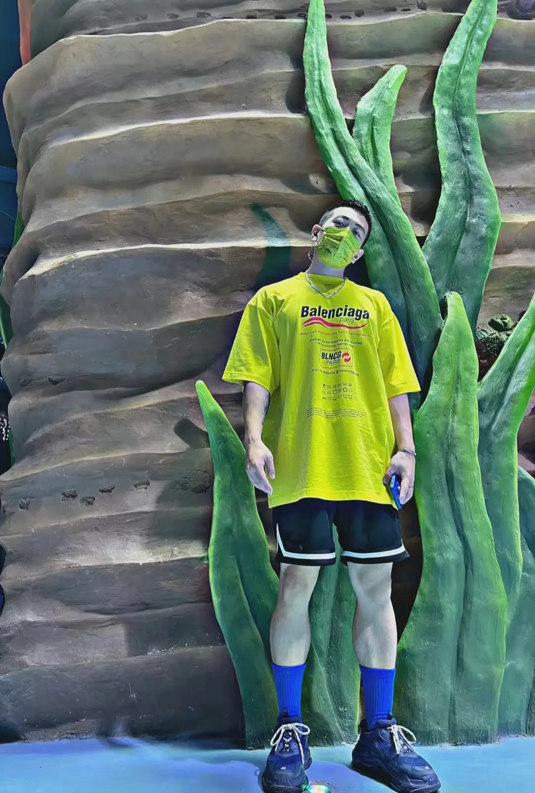 ♻️💯Upper body reference model picture❤️Top tested version Balenciaga environmental logo arrow three-color loose breathable cotton short-sleeved T-shirt BLCG is one of the most influential brands in the fashion industry. Founded in 1919 by Cristóbal Balenciaga and settled in Paris in 1936, he led many important fashion movements between 1930 and 1968. The representative ready-to-wear series reflects the identity of the brand - Fabric: Made of 32-count double yarn, 260-gram weight fabric, imported knitted needle carded cotton, with moderate thickness, drape and contour - The front printing screen plate is hand-printed, and the 3D full-color scanned pattern is made into film to ensure the highest degree of printing pattern restoration. The upper and lower LOGO printing has a strong touch texture. The printing material uses environmentally friendly active water slurry and anti-sublimation liquid as the base. The garment is resistant to washing and does not desizing. Color: off-white, fluorescent yellow, navy blue Size: XS-L P:250