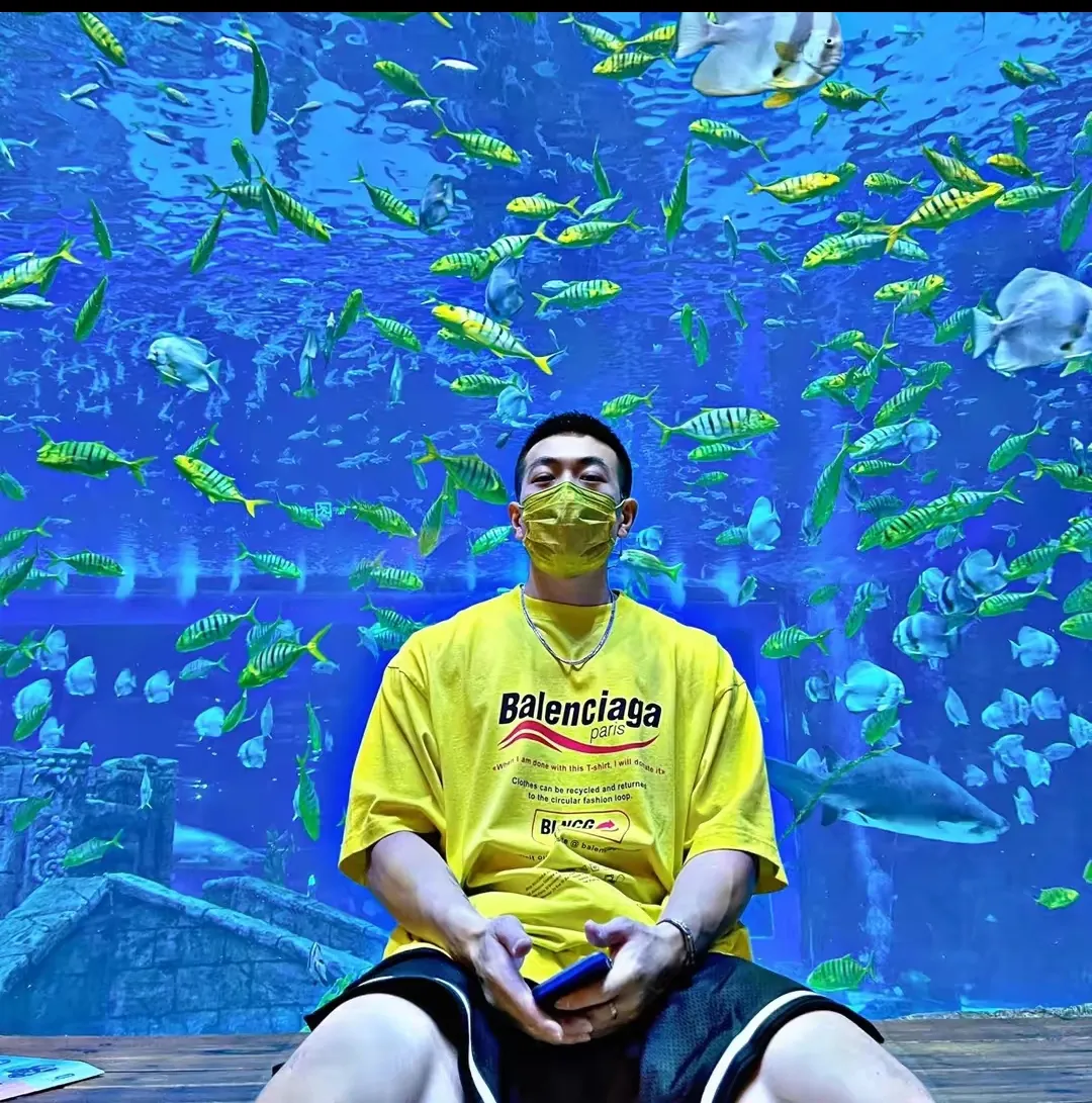 ♻️💯Upper body reference model picture❤️Top tested version Balenciaga environmental logo arrow three-color loose breathable cotton short-sleeved T-shirt BLCG is one of the most influential brands in the fashion industry. Founded in 1919 by Cristóbal Balenciaga and settled in Paris in 1936, he led many important fashion movements between 1930 and 1968. The representative ready-to-wear series reflects the identity of the brand - Fabric: Made of 32-count double yarn, 260-gram weight fabric, imported knitted needle carded cotton, with moderate thickness, drape and contour - The front printing screen plate is hand-printed, and the 3D full-color scanned pattern is made into film to ensure the highest degree of printing pattern restoration. The upper and lower LOGO printing has a strong touch texture. The printing material uses environmentally friendly active water slurry and anti-sublimation liquid as the base. The garment is resistant to washing and does not desizing. Color: off-white, fluorescent yellow, navy blue Size: XS-L P:250