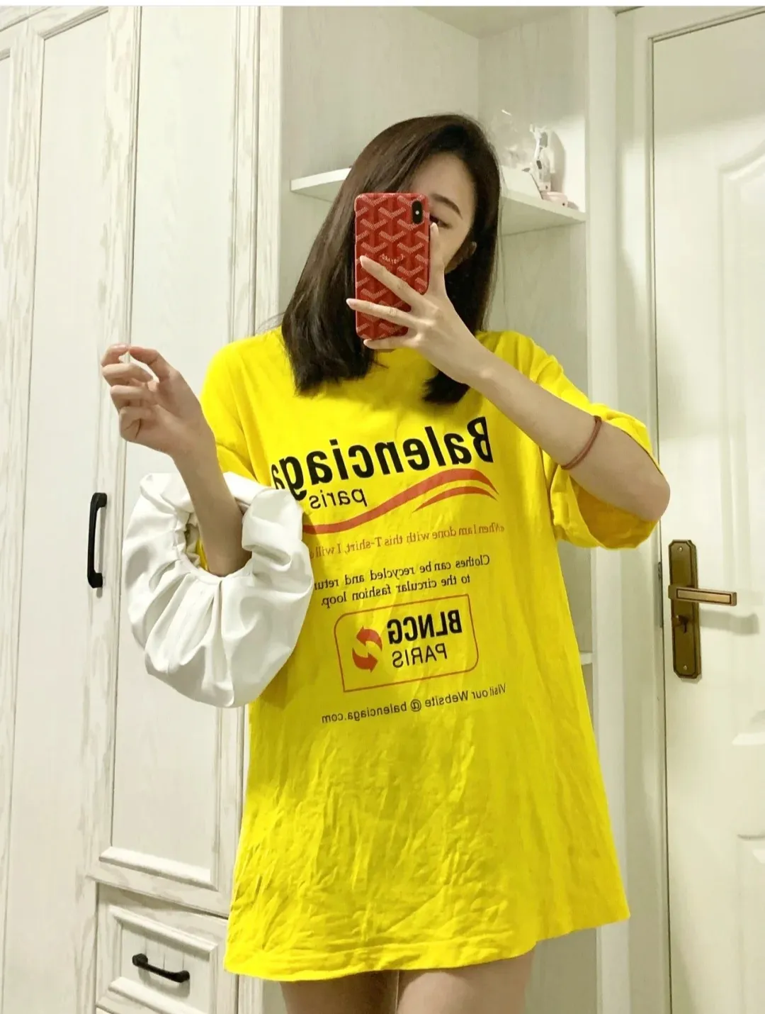 ♻️💯Upper body reference model picture❤️Top tested version Balenciaga environmental logo arrow three-color loose breathable cotton short-sleeved T-shirt BLCG is one of the most influential brands in the fashion industry. Founded in 1919 by Cristóbal Balenciaga and settled in Paris in 1936, he led many important fashion movements between 1930 and 1968. The representative ready-to-wear series reflects the identity of the brand - Fabric: Made of 32-count double yarn, 260-gram weight fabric, imported knitted needle carded cotton, with moderate thickness, drape and contour - The front printing screen plate is hand-printed, and the 3D full-color scanned pattern is made into film to ensure the highest degree of printing pattern restoration. The upper and lower LOGO printing has a strong touch texture. The printing material uses environmentally friendly active water slurry and anti-sublimation liquid as the base. The garment is resistant to washing and does not desizing. Color: off-white, fluorescent yellow, navy blue Size: XS-L P:250