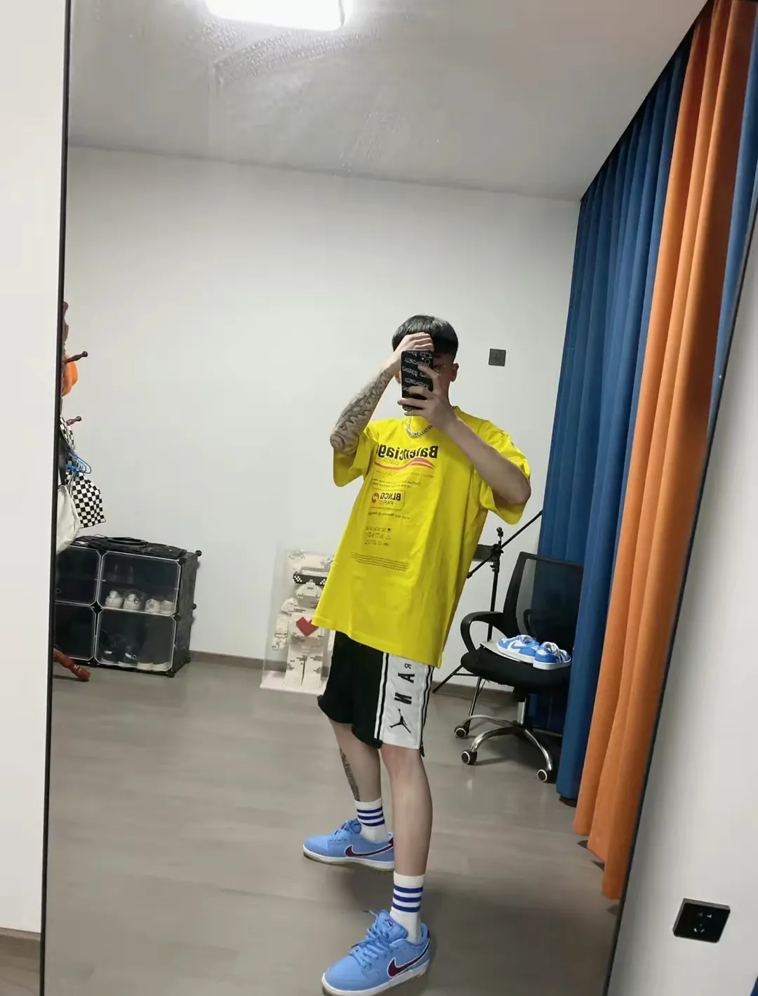 ♻️💯Upper body reference model picture❤️Top tested version Balenciaga environmental logo arrow three-color loose breathable cotton short-sleeved T-shirt BLCG is one of the most influential brands in the fashion industry. Founded in 1919 by Cristóbal Balenciaga and settled in Paris in 1936, he led many important fashion movements between 1930 and 1968. The representative ready-to-wear series reflects the identity of the brand - Fabric: Made of 32-count double yarn, 260-gram weight fabric, imported knitted needle carded cotton, with moderate thickness, drape and contour - The front printing screen plate is hand-printed, and the 3D full-color scanned pattern is made into film to ensure the highest degree of printing pattern restoration. The upper and lower LOGO printing has a strong touch texture. The printing material uses environmentally friendly active water slurry and anti-sublimation liquid as the base. The garment is resistant to washing and does not desizing. Color: off-white, fluorescent yellow, navy blue Size: XS-L P:250
