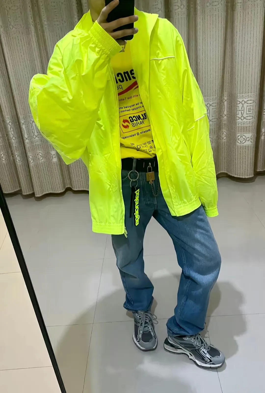 ♻️💯Upper body reference model picture❤️Top tested version Balenciaga environmental logo arrow three-color loose breathable cotton short-sleeved T-shirt BLCG is one of the most influential brands in the fashion industry. Founded in 1919 by Cristóbal Balenciaga and settled in Paris in 1936, he led many important fashion movements between 1930 and 1968. The representative ready-to-wear series reflects the identity of the brand - Fabric: Made of 32-count double yarn, 260-gram weight fabric, imported knitted needle carded cotton, with moderate thickness, drape and contour - The front printing screen plate is hand-printed, and the 3D full-color scanned pattern is made into film to ensure the highest degree of printing pattern restoration. The upper and lower LOGO printing has a strong touch texture. The printing material uses environmentally friendly active water slurry and anti-sublimation liquid as the base. The garment is resistant to washing and does not desizing. Color: off-white, fluorescent yellow, navy blue Size: XS-L P:250