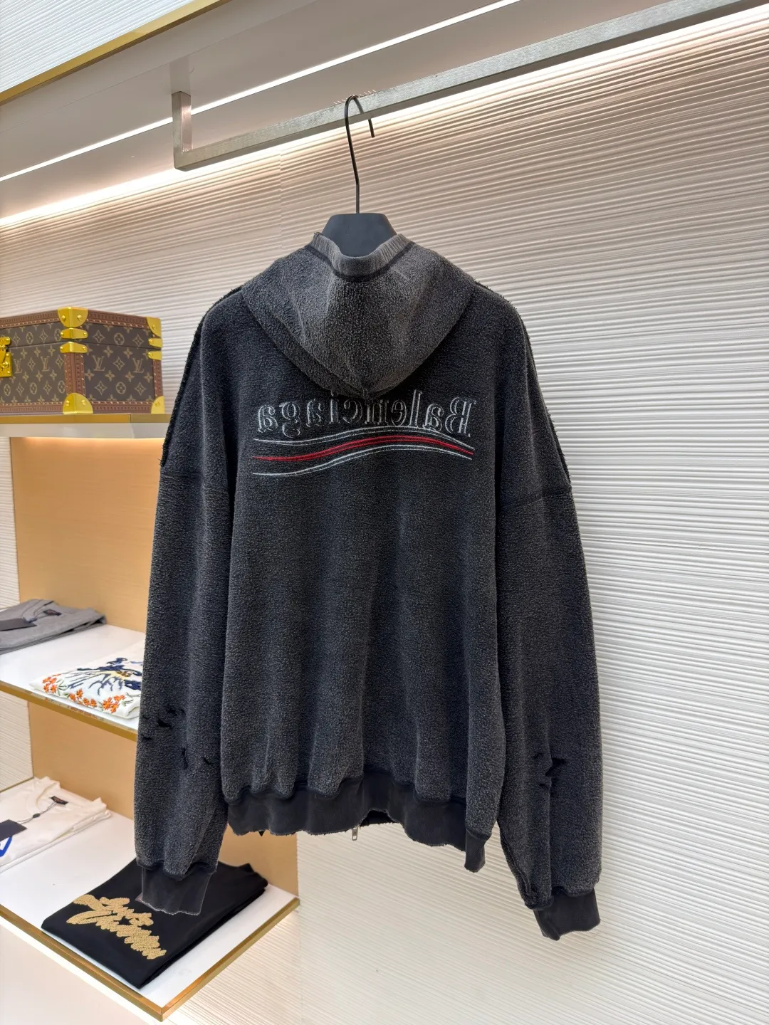 Balenciaga reverse coke zipper hoodie ●Original version: Purchased and developed by 6589 ●Item number: 1681145-B40 ●Material: pure cotton plain fabric ●Technology: distressed production ●Type: loose version ●Weight: about 875 grams ●Size: S-M-L ●Description: The fabric is made of 380G pure cotton plain cloth. The surface is not ready-made terry fabric on the market. We follow the original surface to customize the fleece surface. To distinguish the market version, the embroidery uses an imported Tajima embroidery machine for double-sided embroidery. The stitching on both sides is exactly the same. The double-sided effect is achieved through layered embroidery and clever stitch processing. The backstitch embroidery stitch method is used to accurately control the stitch length and needle entry angle to evenly distribute stitches on the front and back. The fabric is washed and sanded to make the upper body softer and more comfortable. The whole body is hand-worn. Every step requires a little bit of wear by a master, which is time-consuming and labor-intensive. The overall wiring is straight and delicate, the fabric is comfortable and soft, and the color is consistent without color difference. It can be matched with the same style to create a fashionable look and control various occasions. Customized accessories, complete with three standards, same style for men and women!