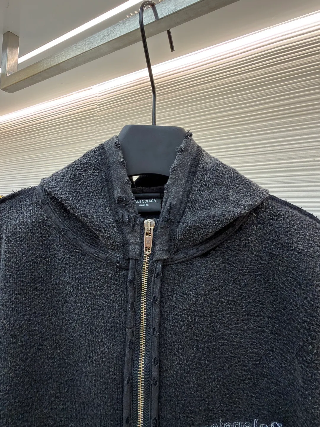 Balenciaga reverse coke zipper hoodie ●Original version: Purchased and developed by 6589 ●Item number: 1681145-B40 ●Material: pure cotton plain fabric ●Technology: distressed production ●Type: loose version ●Weight: about 875 grams ●Size: S-M-L ●Description: The fabric is made of 380G pure cotton plain cloth. The surface is not ready-made terry fabric on the market. We follow the original surface to customize the fleece surface. To distinguish the market version, the embroidery uses an imported Tajima embroidery machine for double-sided embroidery. The stitching on both sides is exactly the same. The double-sided effect is achieved through layered embroidery and clever stitch processing. The backstitch embroidery stitch method is used to accurately control the stitch length and needle entry angle to evenly distribute stitches on the front and back. The fabric is washed and sanded to make the upper body softer and more comfortable. The whole body is hand-worn. Every step requires a little bit of wear by a master, which is time-consuming and labor-intensive. The overall wiring is straight and delicate, the fabric is comfortable and soft, and the color is consistent without color difference. It can be matched with the same style to create a fashionable look and control various occasions. Customized accessories, complete with three standards, same style for men and women!