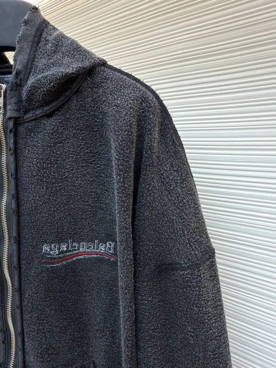 Balenciaga reverse coke zipper hoodie ●Original version: Purchased and developed by 6589 ●Item number: 1681145-B40 ●Material: pure cotton plain fabric ●Technology: distressed production ●Type: loose version ●Weight: about 875 grams ●Size: S-M-L ●Description: The fabric is made of 380G pure cotton plain cloth. The surface is not ready-made terry fabric on the market. We follow the original surface to customize the fleece surface. To distinguish the market version, the embroidery uses an imported Tajima embroidery machine for double-sided embroidery. The stitching on both sides is exactly the same. The double-sided effect is achieved through layered embroidery and clever stitch processing. The backstitch embroidery stitch method is used to accurately control the stitch length and needle entry angle to evenly distribute stitches on the front and back. The fabric is washed and sanded to make the upper body softer and more comfortable. The whole body is hand-worn. Every step requires a little bit of wear by a master, which is time-consuming and labor-intensive. The overall wiring is straight and delicate, the fabric is comfortable and soft, and the color is consistent without color difference. It can be matched with the same style to create a fashionable look and control various occasions. Customized accessories, complete with three standards, same style for men and women!