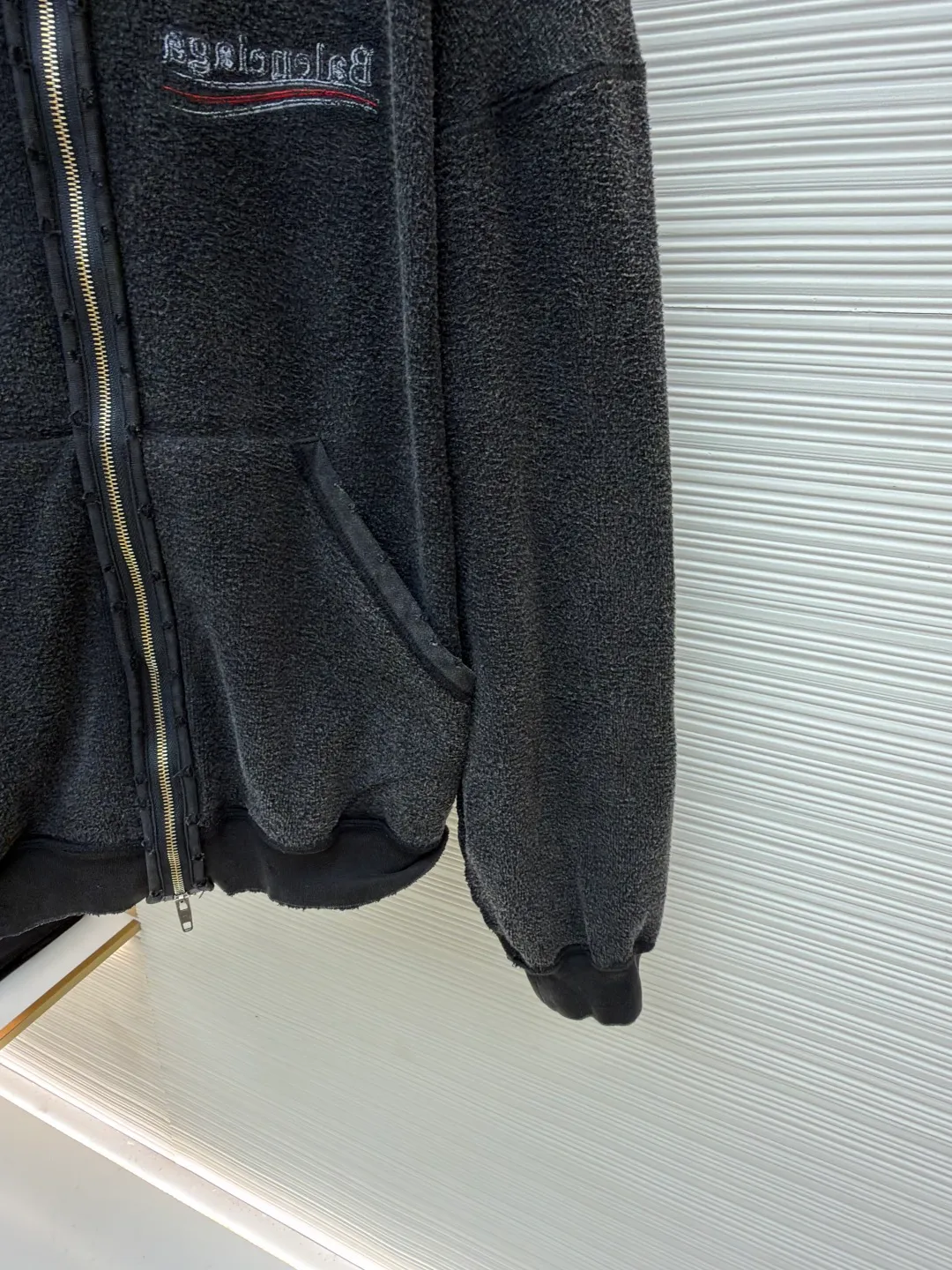 Balenciaga reverse coke zipper hoodie ●Original version: Purchased and developed by 6589 ●Item number: 1681145-B40 ●Material: pure cotton plain fabric ●Technology: distressed production ●Type: loose version ●Weight: about 875 grams ●Size: S-M-L ●Description: The fabric is made of 380G pure cotton plain cloth. The surface is not ready-made terry fabric on the market. We follow the original surface to customize the fleece surface. To distinguish the market version, the embroidery uses an imported Tajima embroidery machine for double-sided embroidery. The stitching on both sides is exactly the same. The double-sided effect is achieved through layered embroidery and clever stitch processing. The backstitch embroidery stitch method is used to accurately control the stitch length and needle entry angle to evenly distribute stitches on the front and back. The fabric is washed and sanded to make the upper body softer and more comfortable. The whole body is hand-worn. Every step requires a little bit of wear by a master, which is time-consuming and labor-intensive. The overall wiring is straight and delicate, the fabric is comfortable and soft, and the color is consistent without color difference. It can be matched with the same style to create a fashionable look and control various occasions. Customized accessories, complete with three standards, same style for men and women!